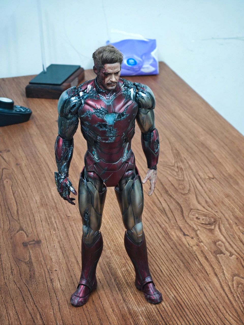 随手拍一下吧 hottoys钢铁侠mk85改造展示 老物新改新拍 扎心的一幕