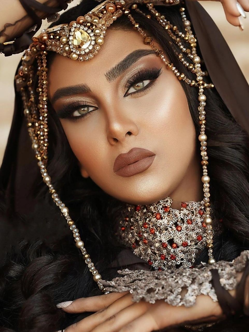 掀开中东女人的面纱 竟隐藏着如此绝色妆容 067815中东很多国家