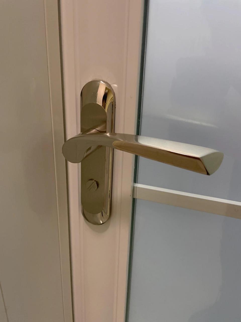 厕所门反锁,一张银行卡解决 大无语事件 上完厕所后,也不知道想些啥