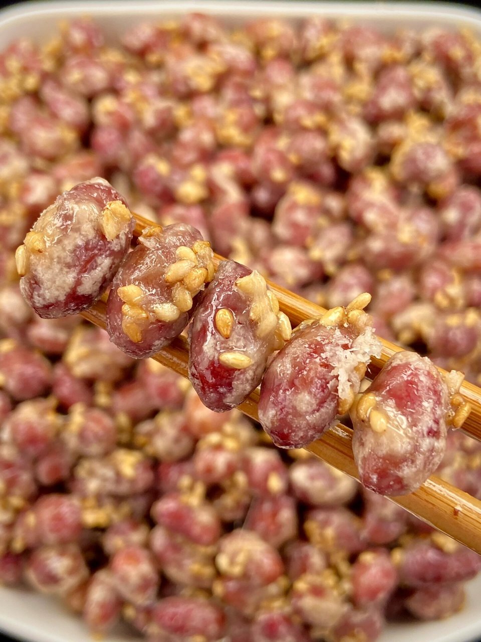 酥酥脆脆的糖霜花生米一出锅就炫到我了,巨好吃!