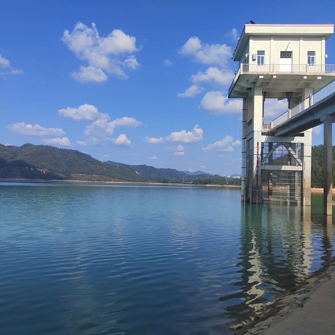 水库的风景,让心情归于一种宁静平和