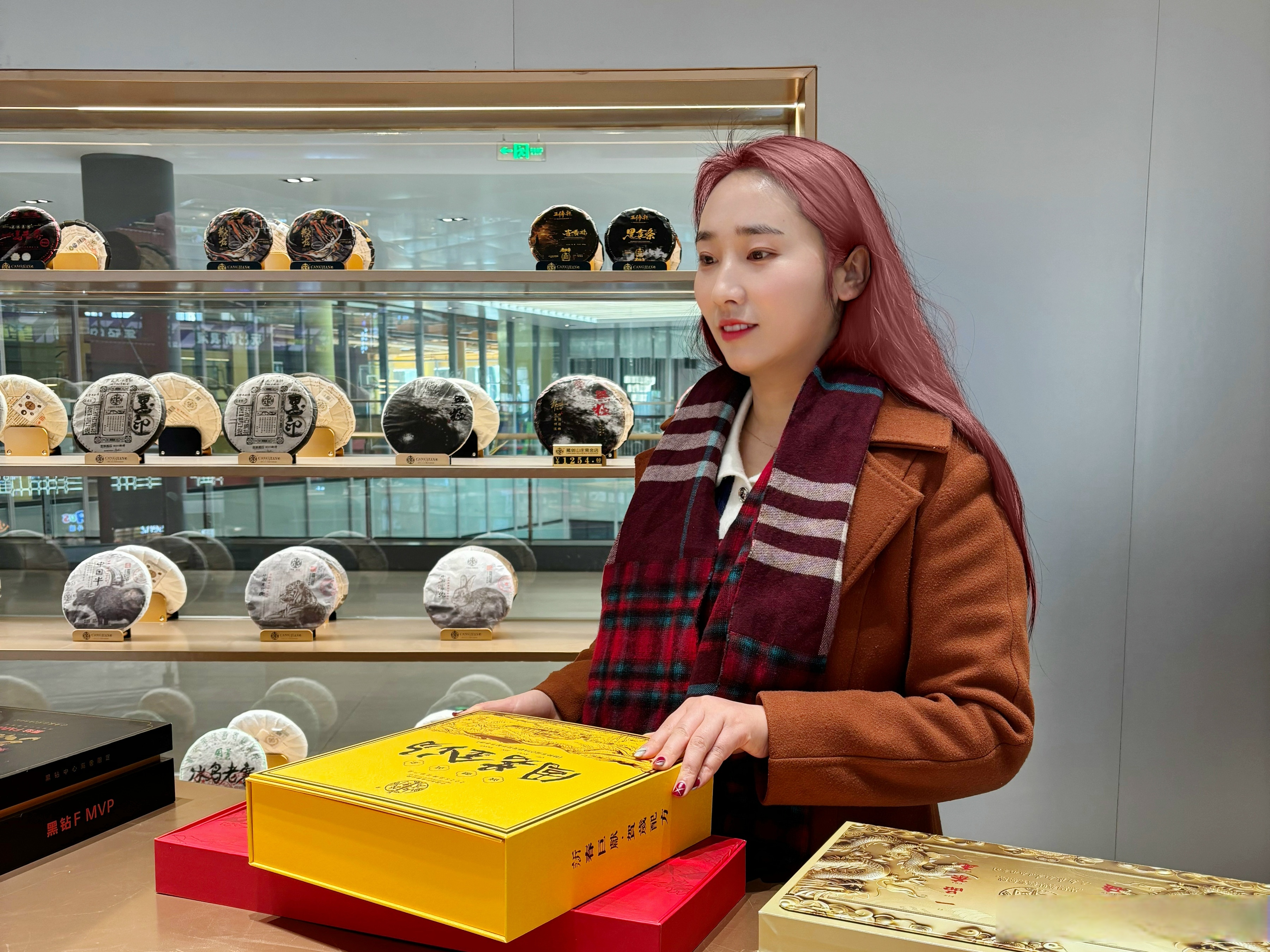 染发确实挺伤头发的,伤害程度选超烫发,我已经有近10年不染发了