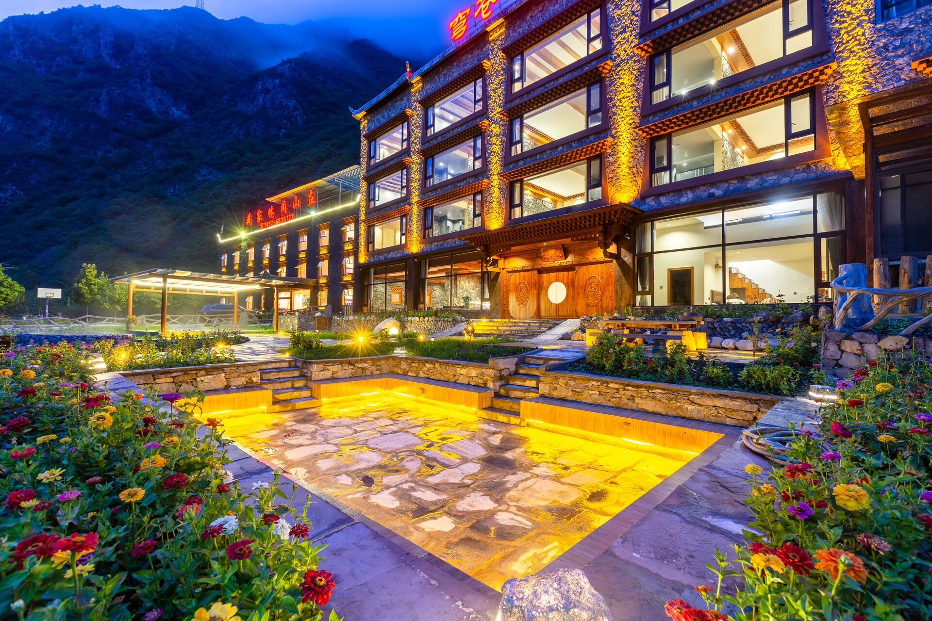 古尔沟住宿|穹苍·别院 我们酒店坐落于阿坝州理县古尔沟温泉小镇