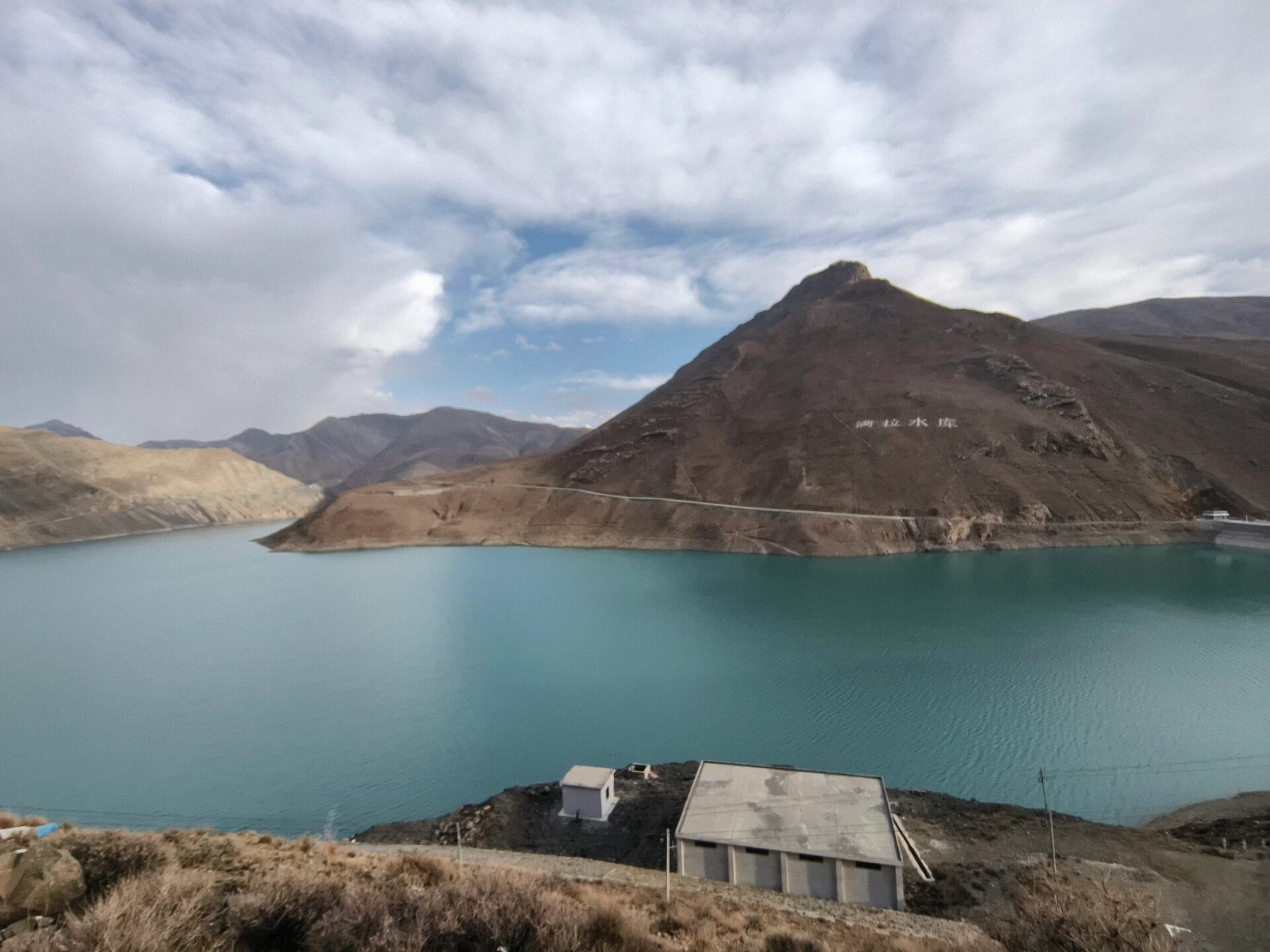 西藏小众景点|满拉水库90 98今天给大家推荐的小众景点是:满拉