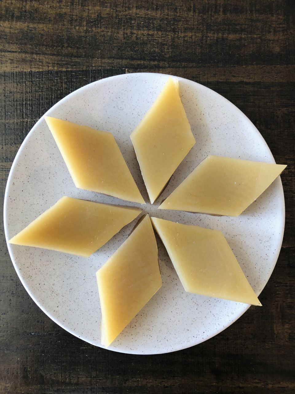 必学经典椰汁千层马蹄糕 准备材料: 洲星马蹄粉250g 平均分成两份