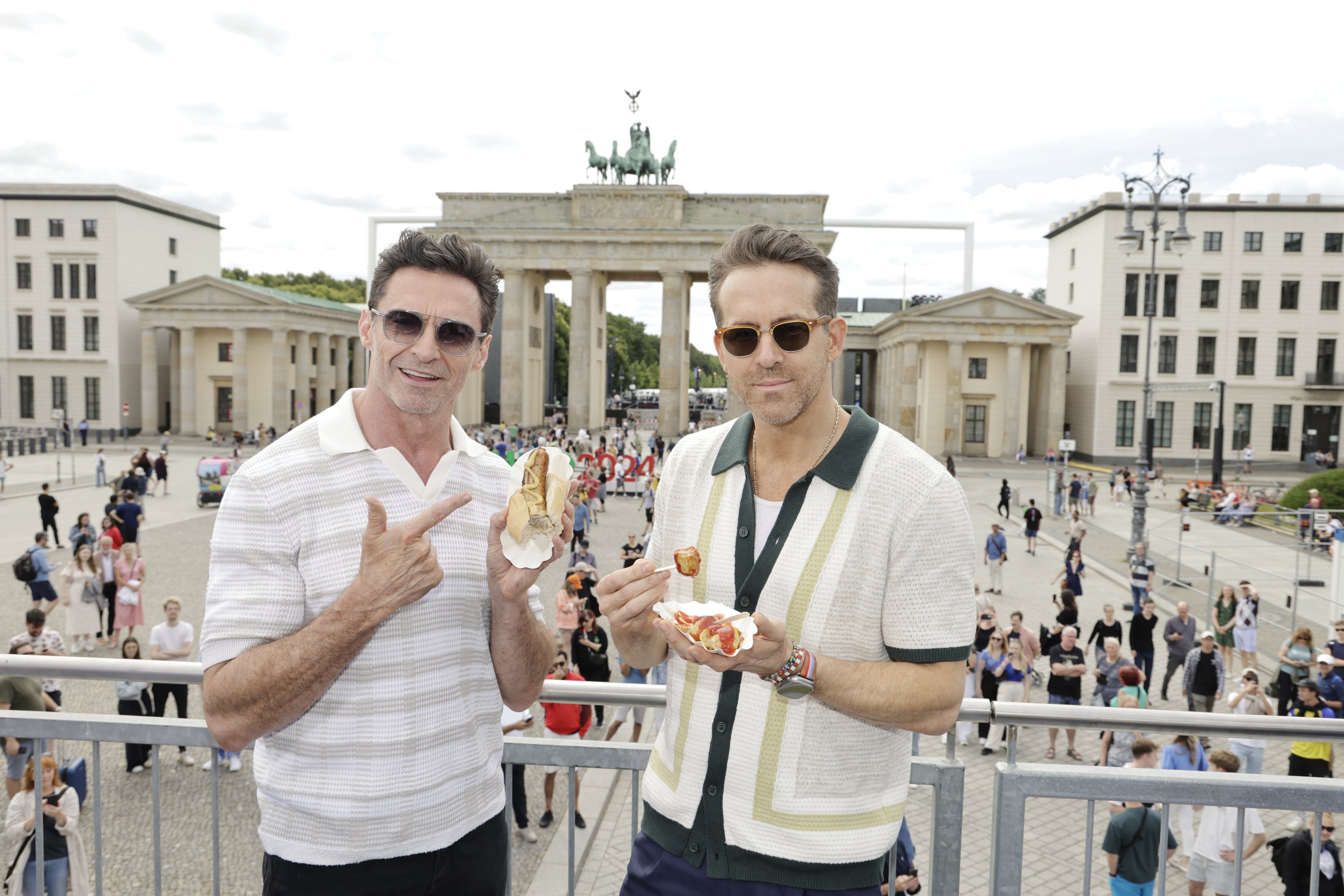 死侍与金刚狼,两人是边宣传边工作,边玩一边享受美食