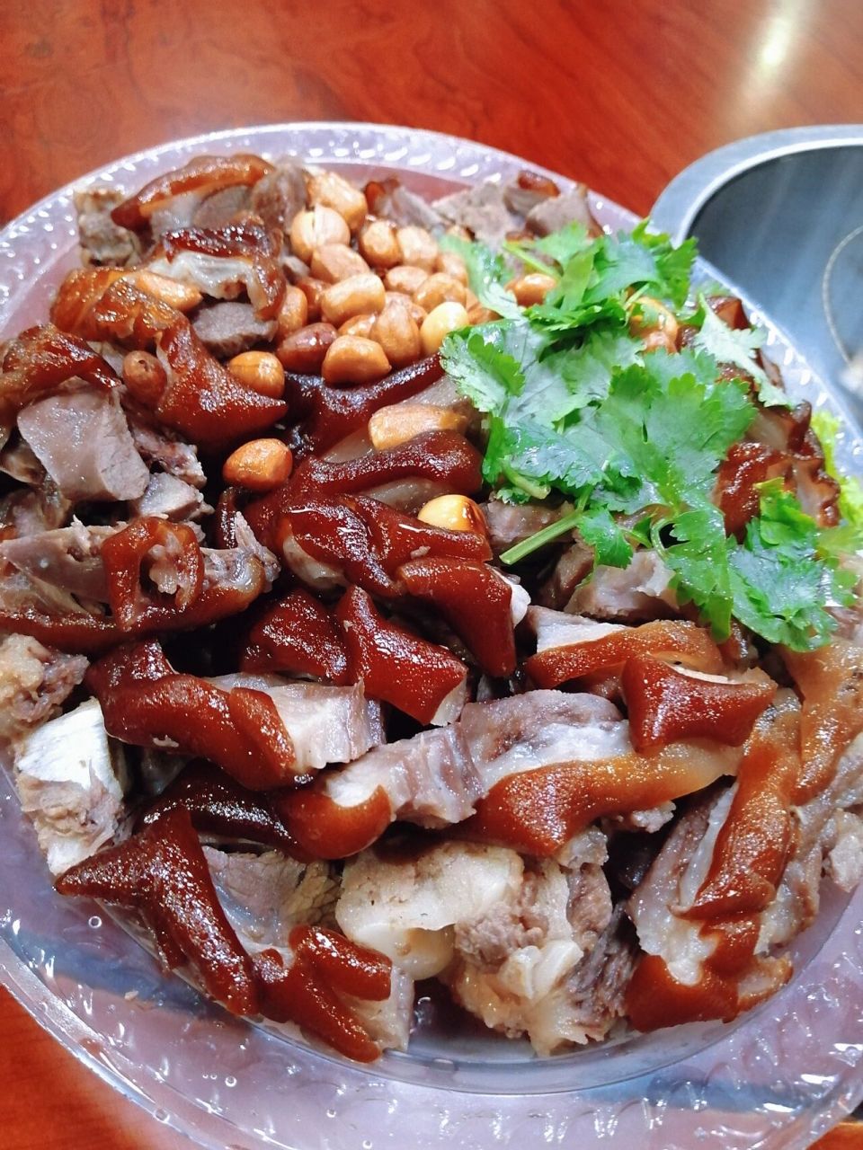 脆皮狗肉经常吃到,纯狗爪就好几年没吃了,印象最深的是在宾阳吃过酸辣