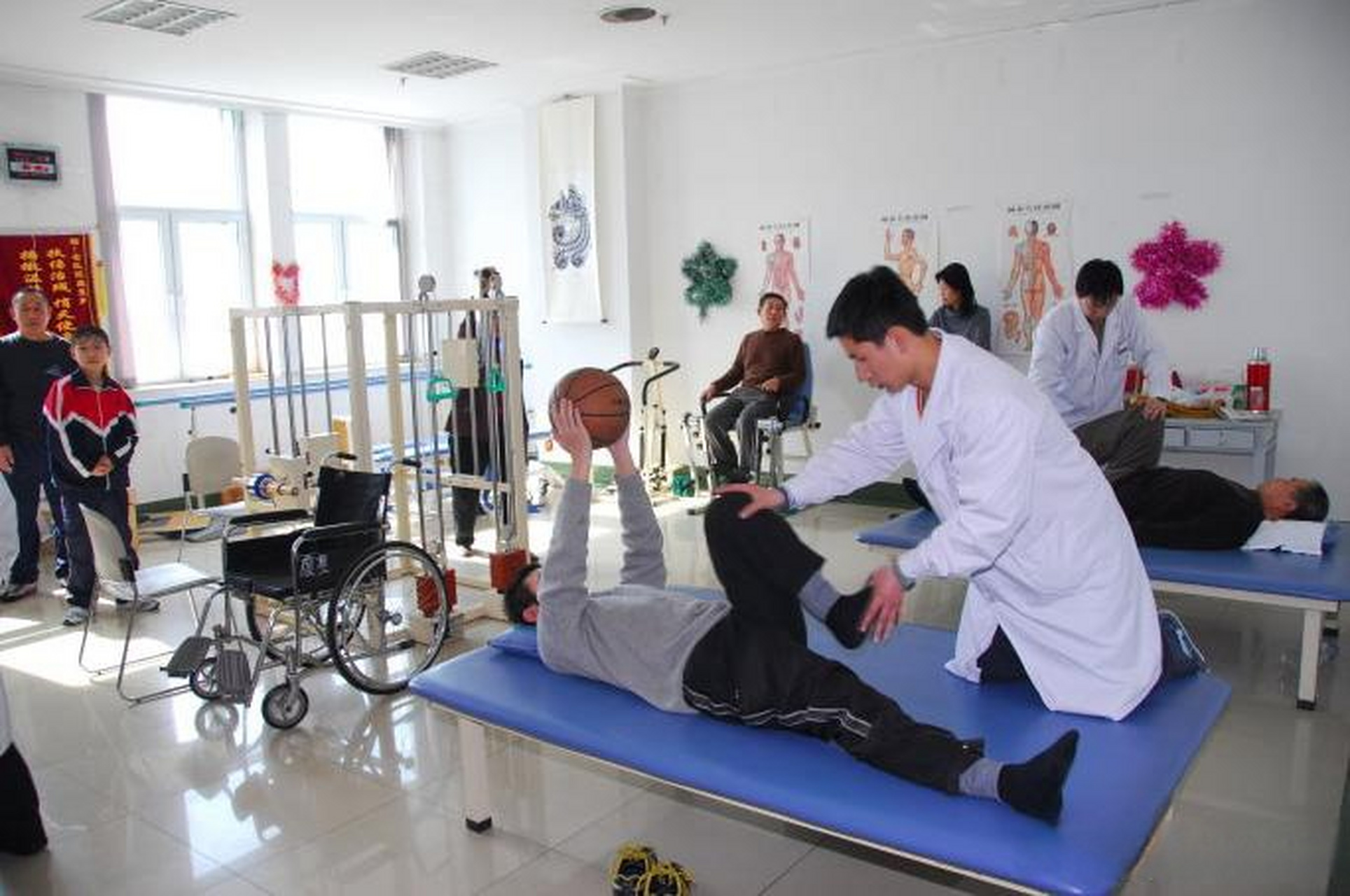 病理学等学科知识和理论,针对患者的病情特点,制定中医康复治疗方案