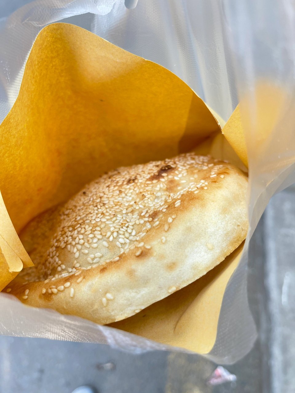 豫东高炉烧饼 高炉烧饼又称吊炉烧饼.烤制烧饼的炉子是圆穹顶的造型.