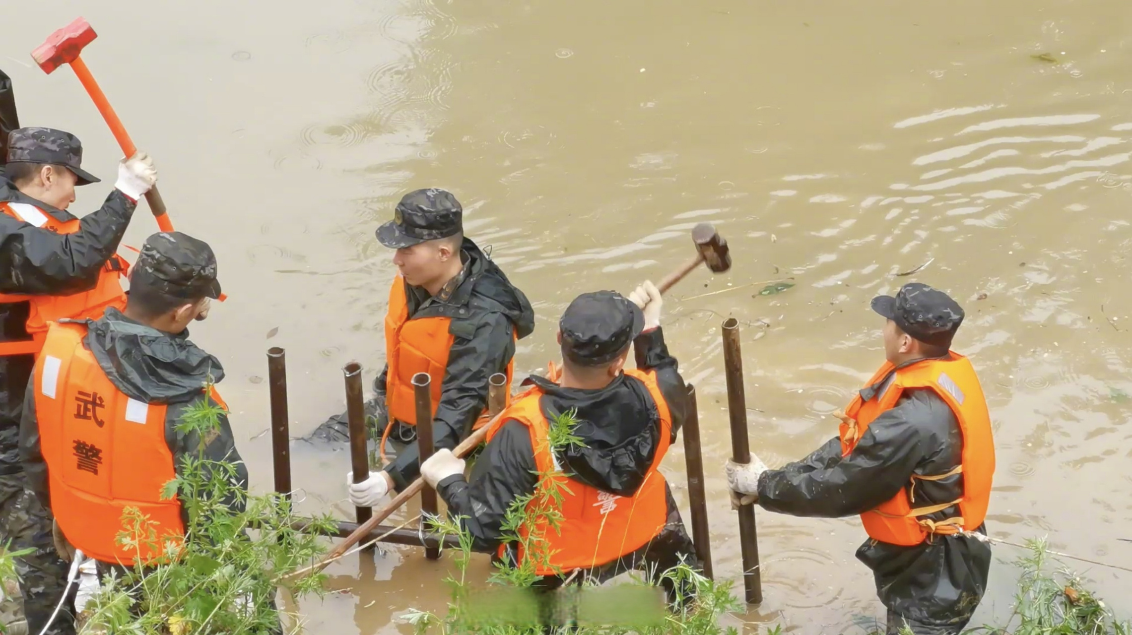 河南暴雨救援图片