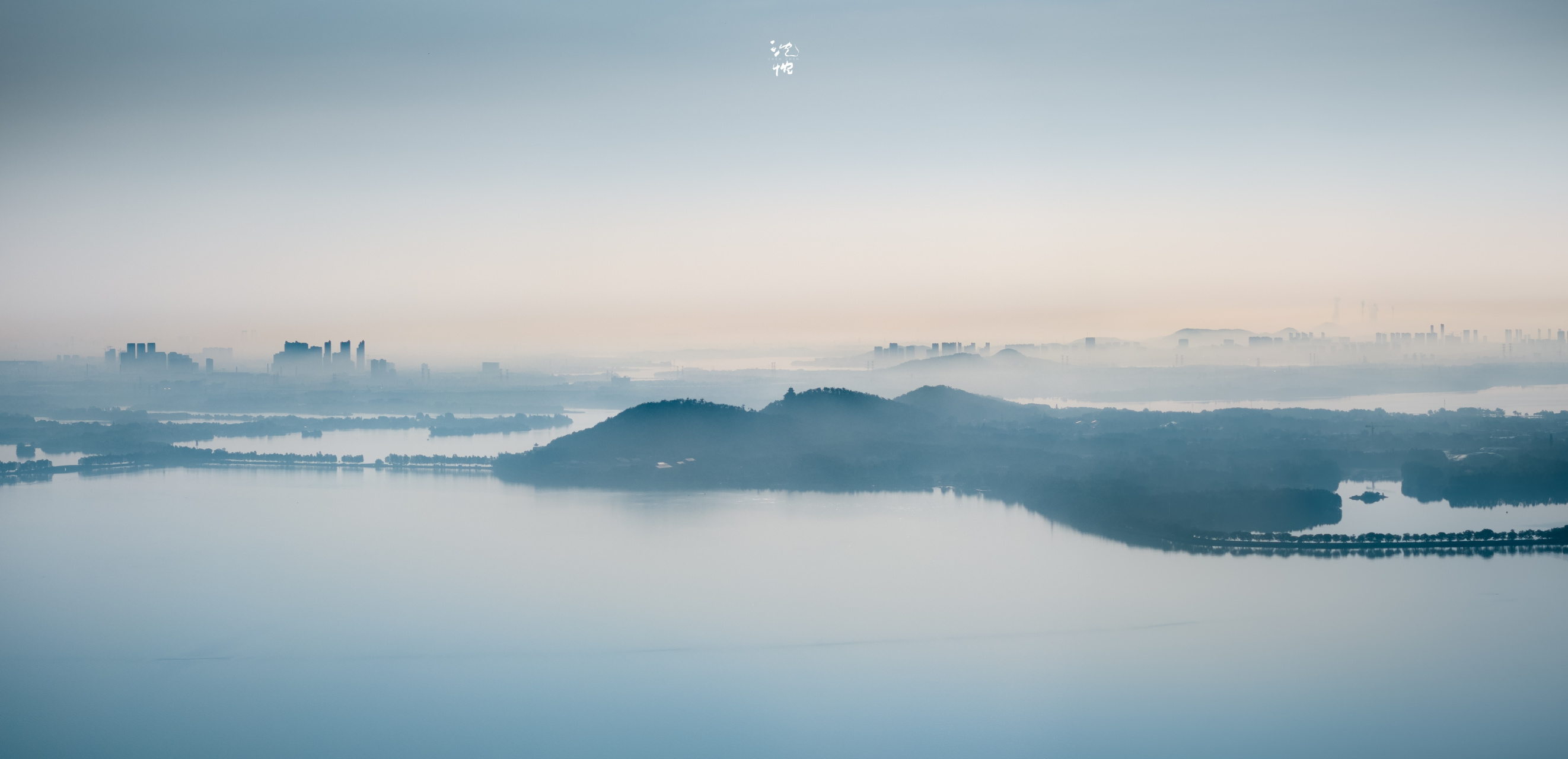 薄雾未散 水墨东湖  早安,武汉 (via沈忱stephen)