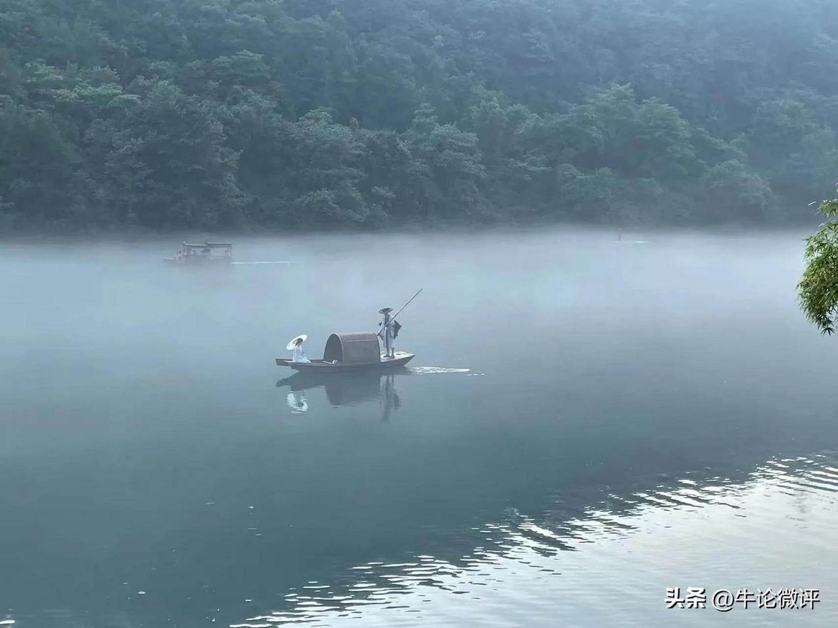 孤舟蓑笠翁,独钓寒江雪.