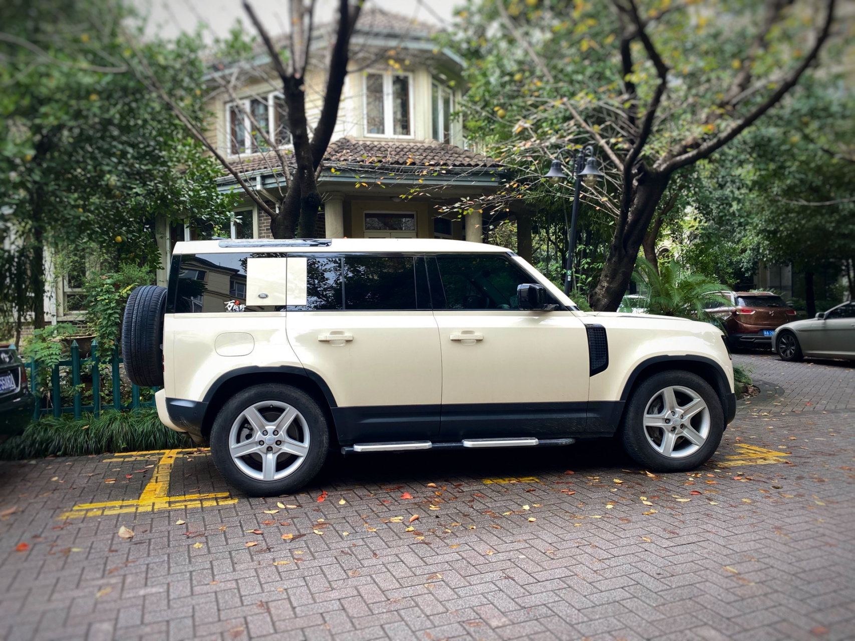 街拍 路虎奶卫士 奶白色路虎卫士,女生驾驶很有味道.