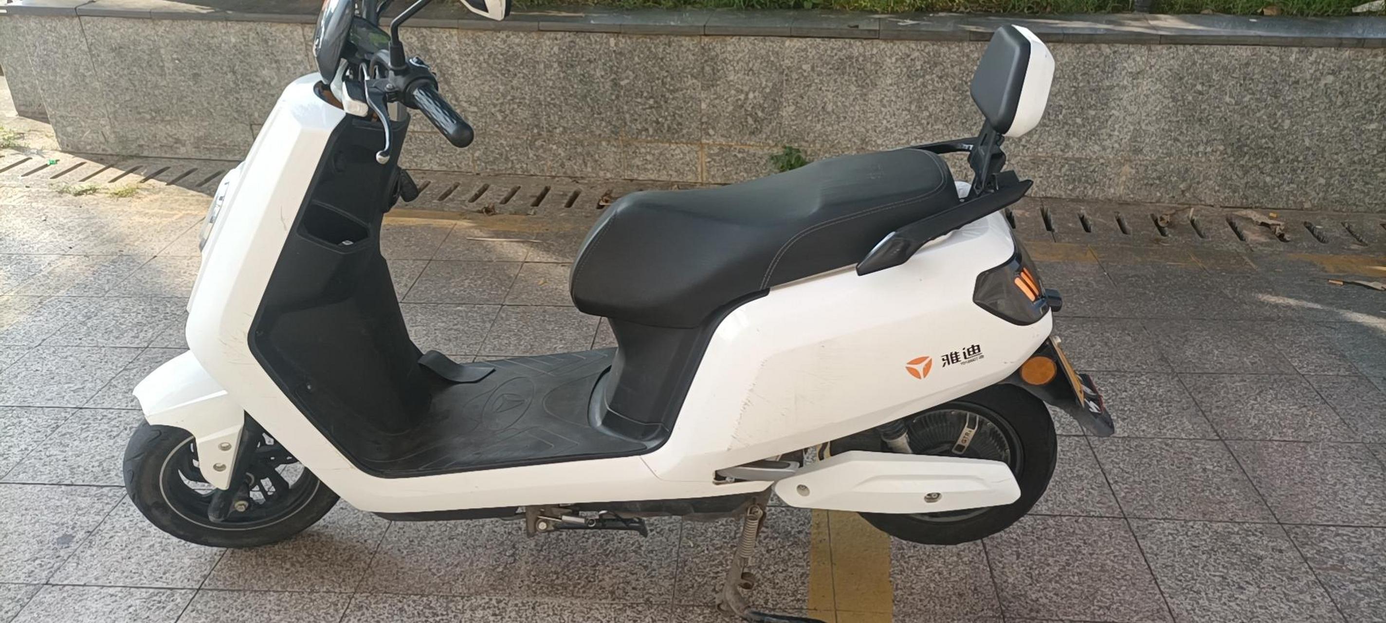 出售雅迪电动车小牛铂金版,配置雅迪石墨烯72伏6个大电池,续航长远