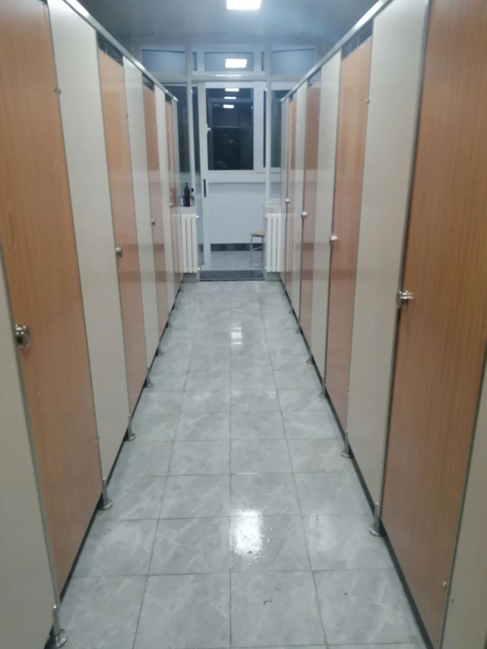 山大的宿舍基本上都是六人间,没有独立卫浴 但是洗澡是有隔间滴(彩乔