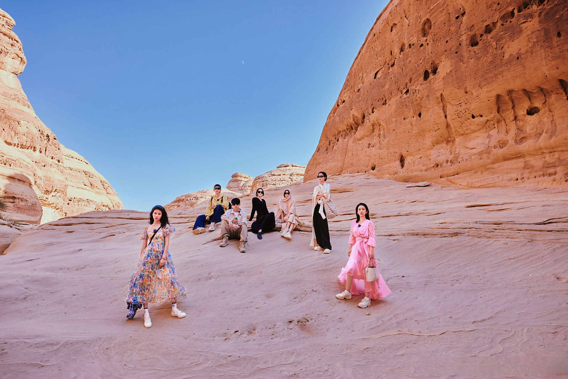 集体拍照pose[照相机]花少团@秦海璐 @秦岚 @辛芷蕾 dear-迪丽热巴