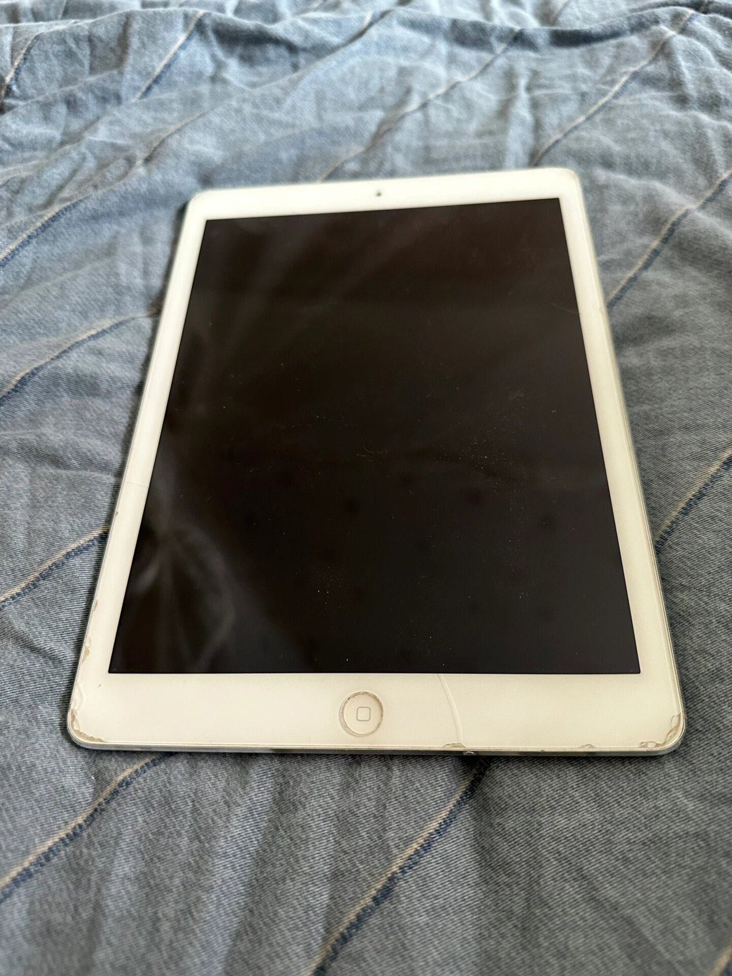 a1474 ipad air的古董机 刚搬家才找出来 还能开机 待机时间还行 	 刚