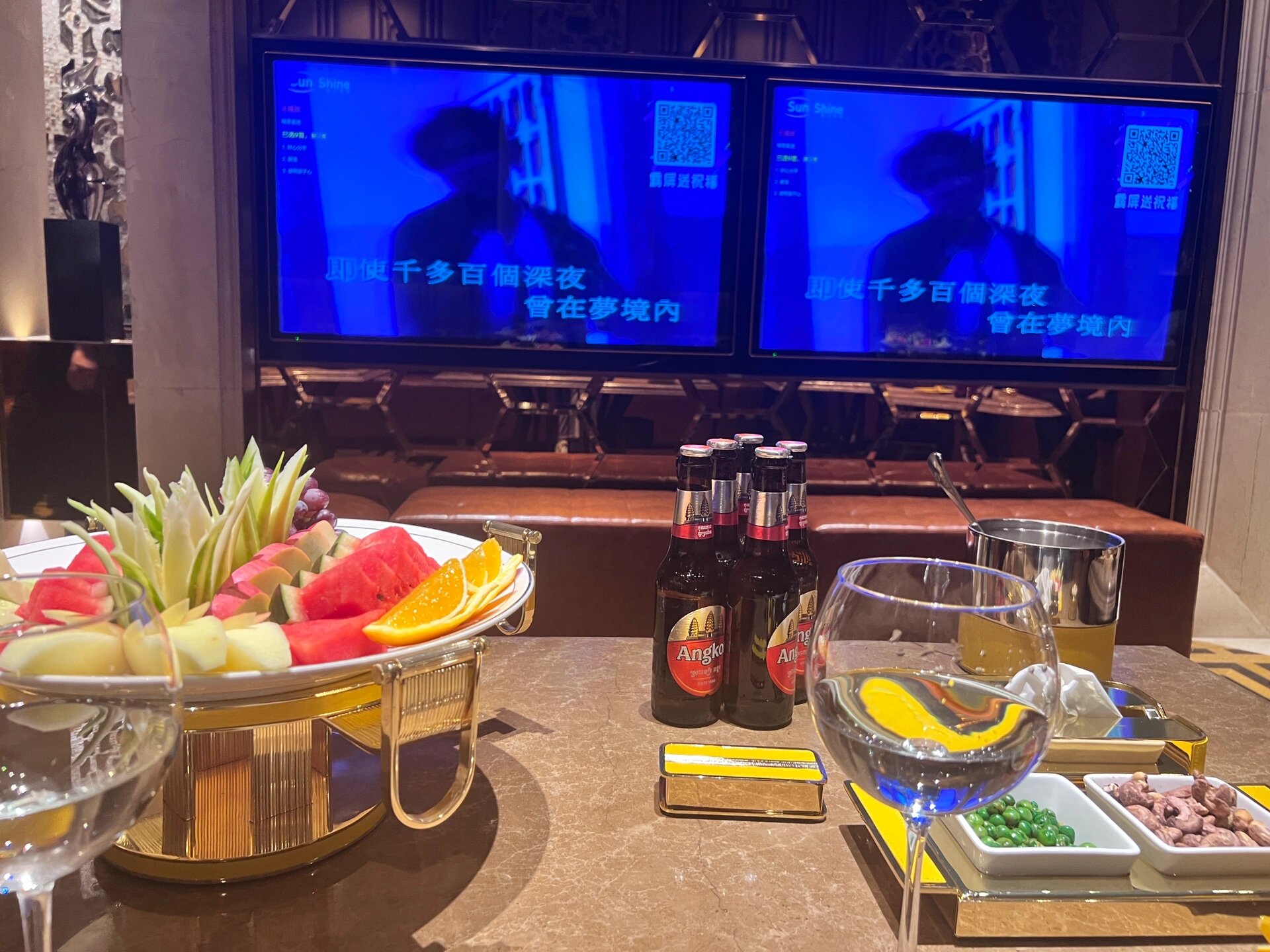 7815 晚上和同事想去ktv去唱歌92 上网找了一个,叫金爵国际娱乐