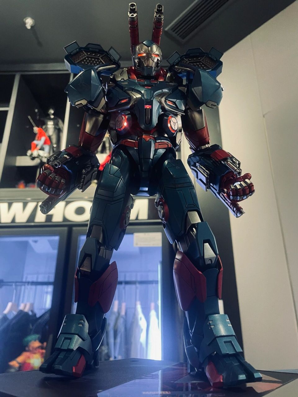 复联4钢铁爱国者:最酷的战争机器装甲 战争机器首次登场在mcu《钢铁侠