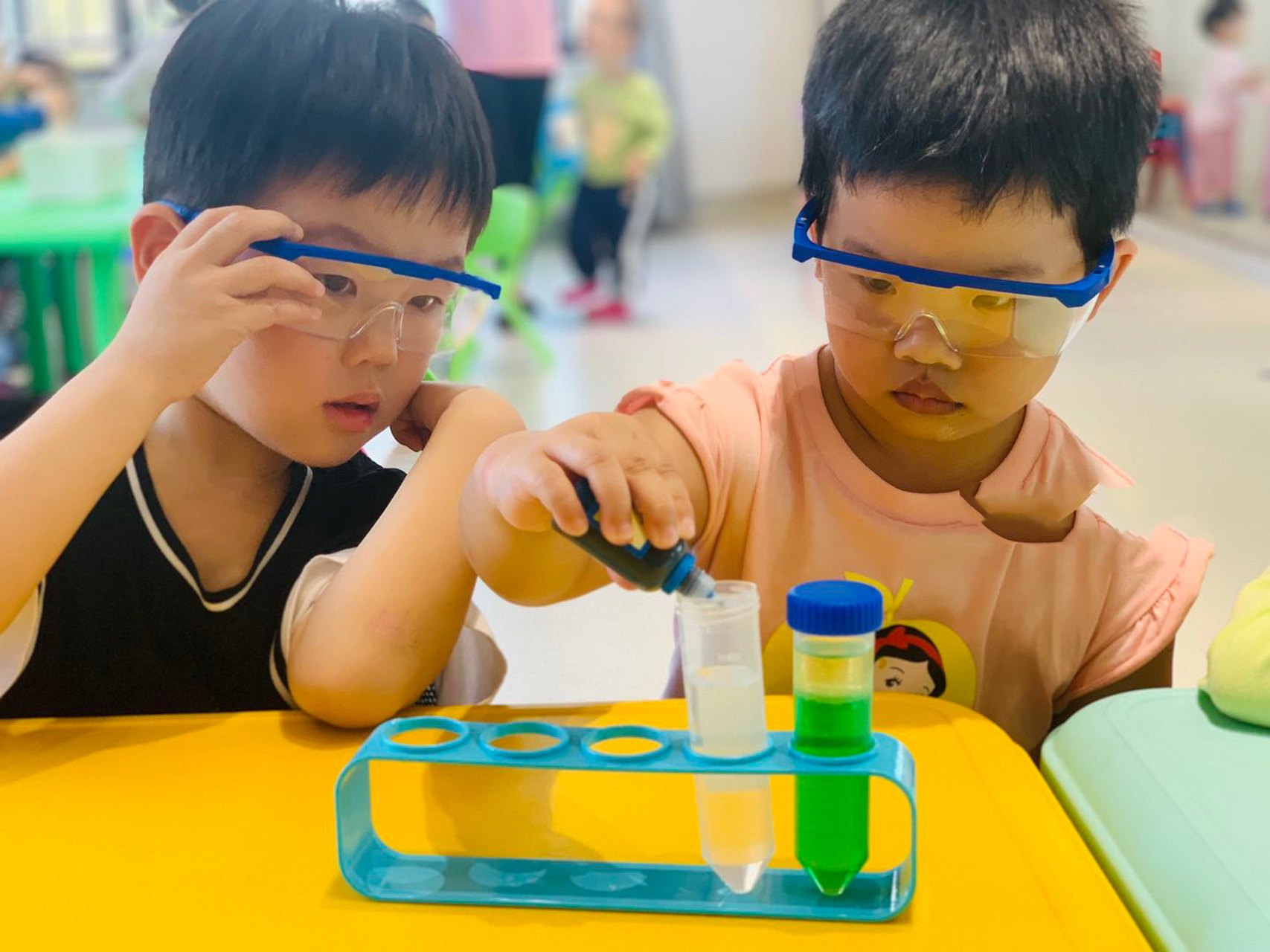 幼儿园科学小实验 科学实验课 《油水分离》 	 科学原理: 正常条件下