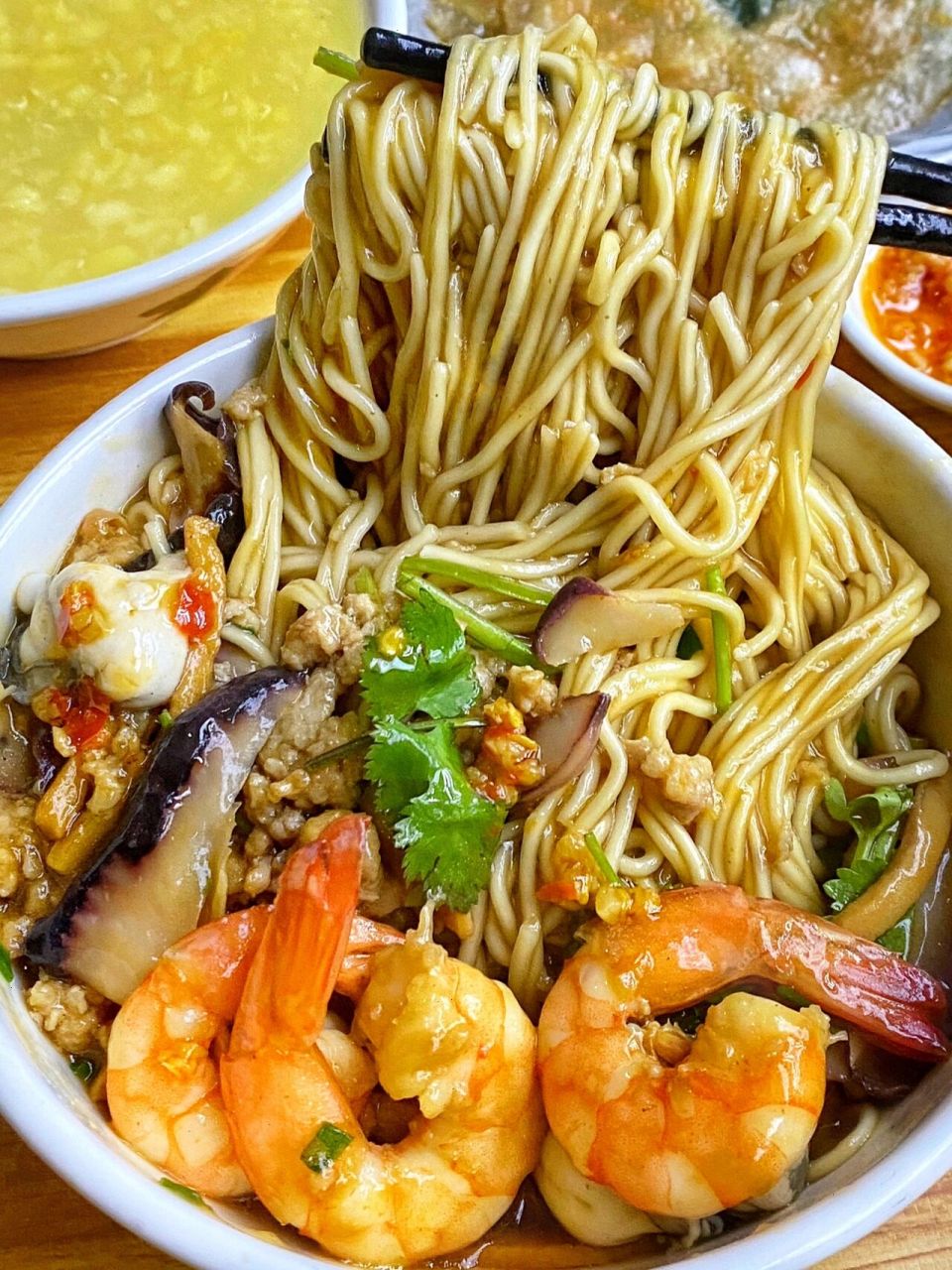 90点了2碗15r的海鲜捞面 鲜虾 生蚝 鱿鱼 干鱿鱼丝