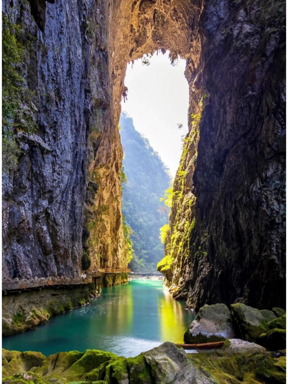 大小七孔 荔波小七孔风景区位于荔波县城南部30余公里的群峰之中,景区
