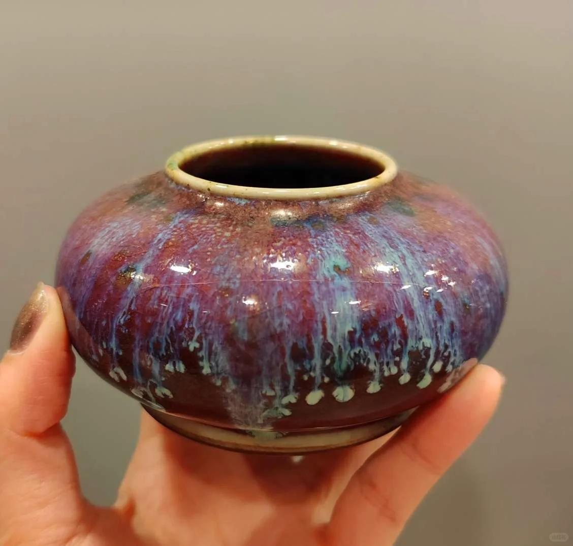 这件窑变釉水盂胎质细腻,品相完美,整体呈玫瑰紫色,发色深沉,是我最