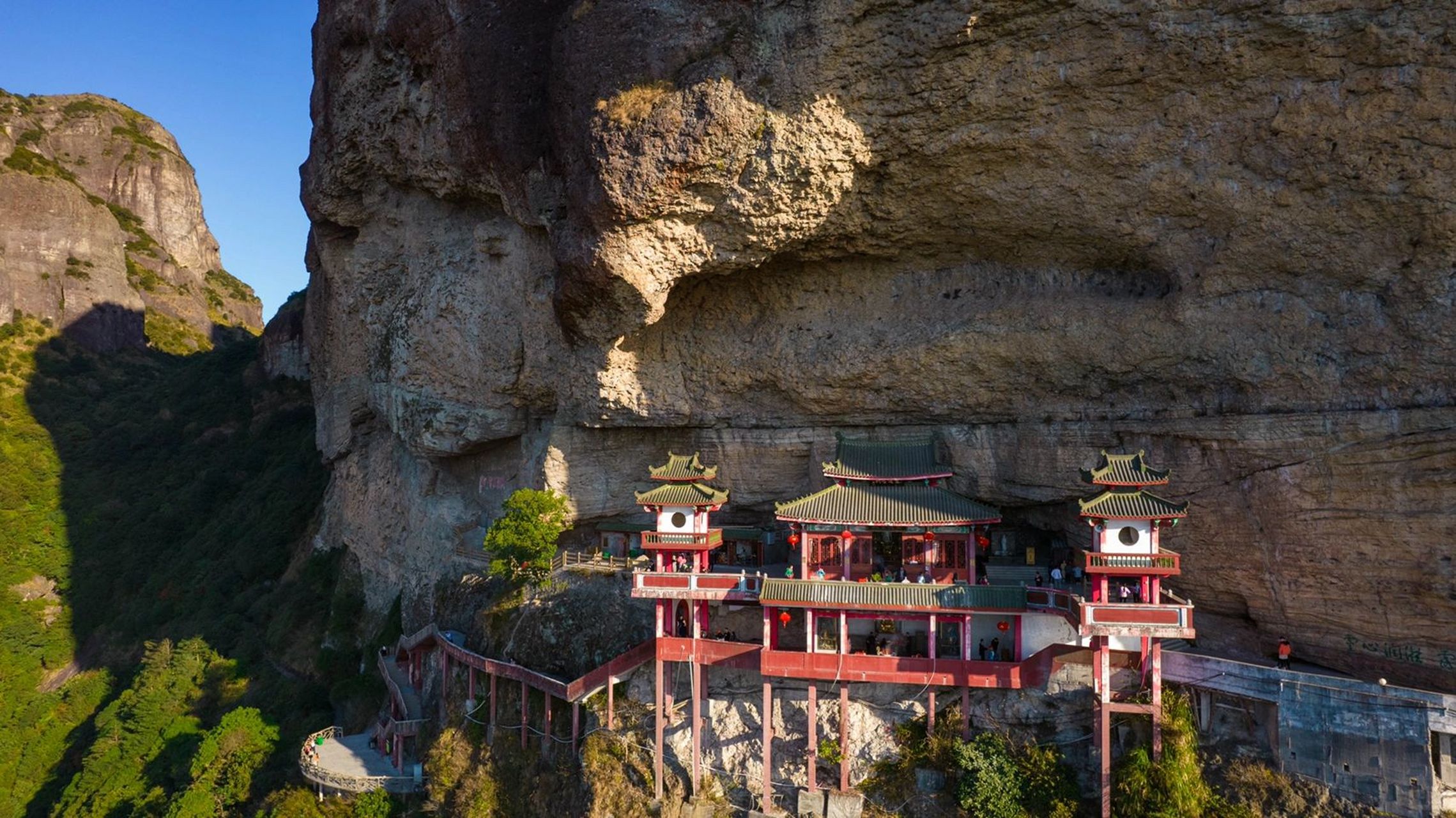 漳州灵通岩|悬崖绝壁上的千年古刹 97福建的灵通山悬空寺最早起源于