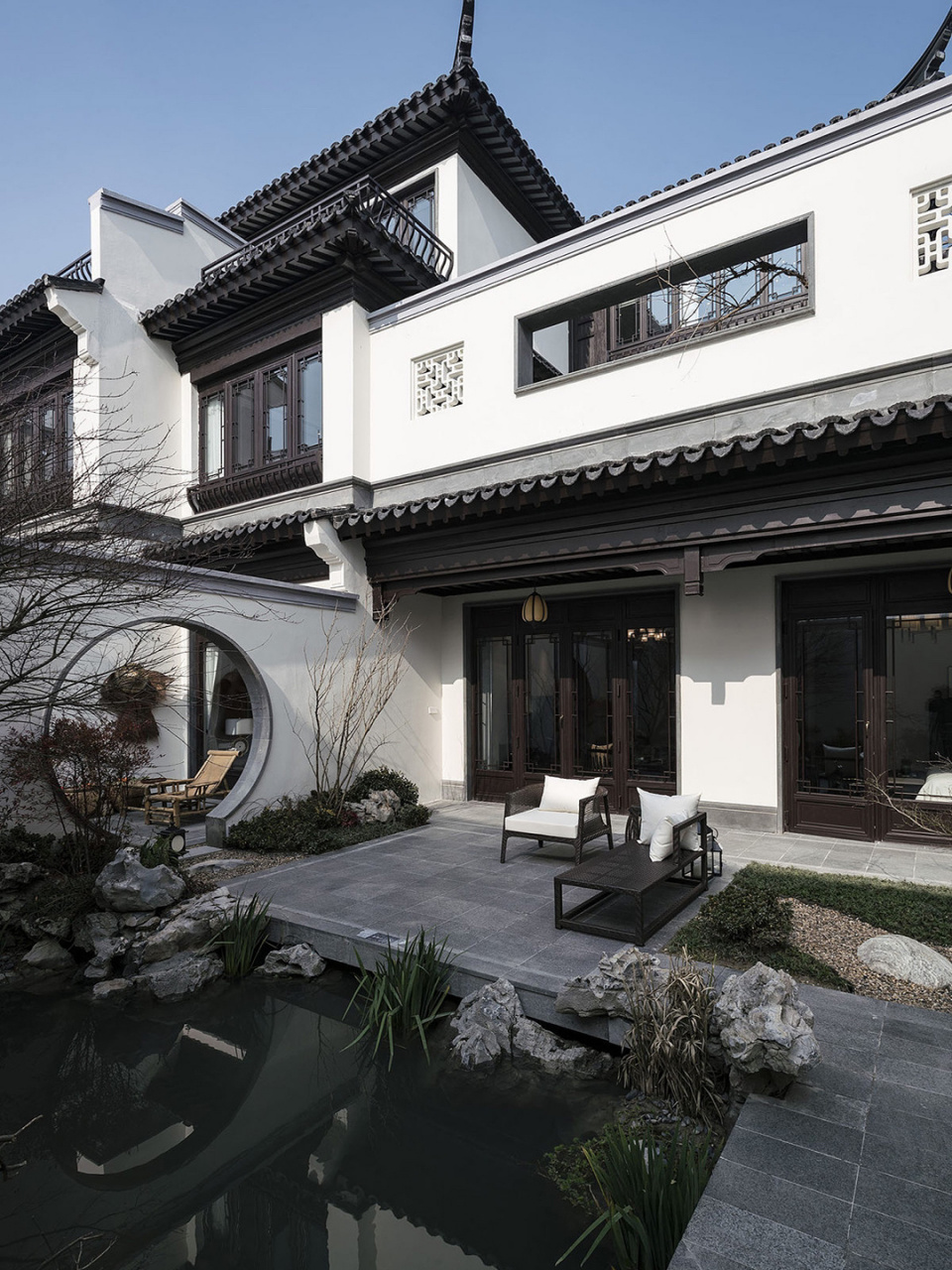 白墙青瓦,飞檐翘角,亭台阁楼,古色古香的江南庭院里,一张桌子,一把