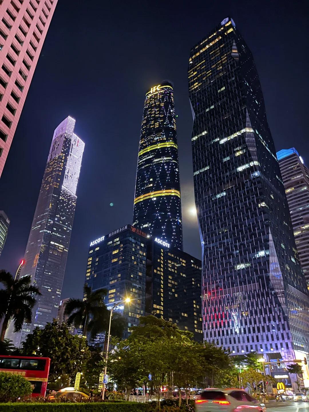 广州 珠江新城  在星空的映衬下,摩天大楼的轮廓显得尤为清晰,它们像