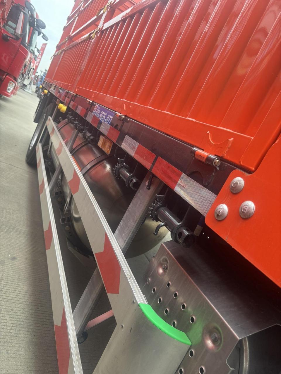 汕德卡290匹马力6.8米货厢lng燃气车气罐600升续航900公里