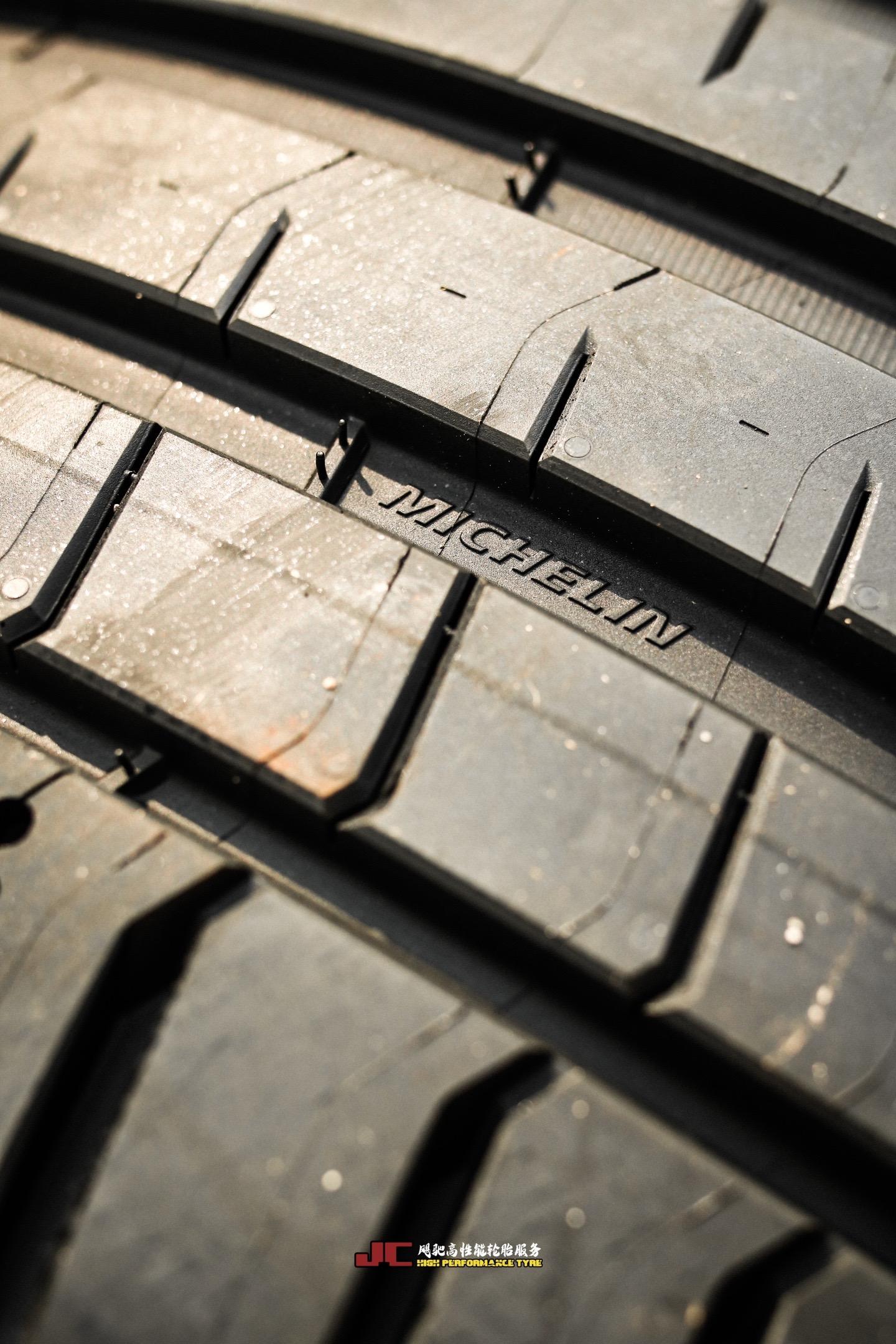 轮胎,米其林竞驰 ps5 pilot sport 5 ;阳光照射下的天鹅绒胎壁设计