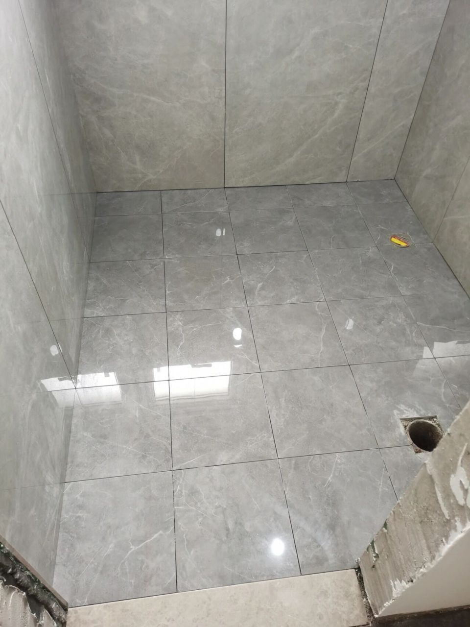 浅灰色瓷砖最适合的美缝颜色是什么 美缝选瓷点,爱你多一点!