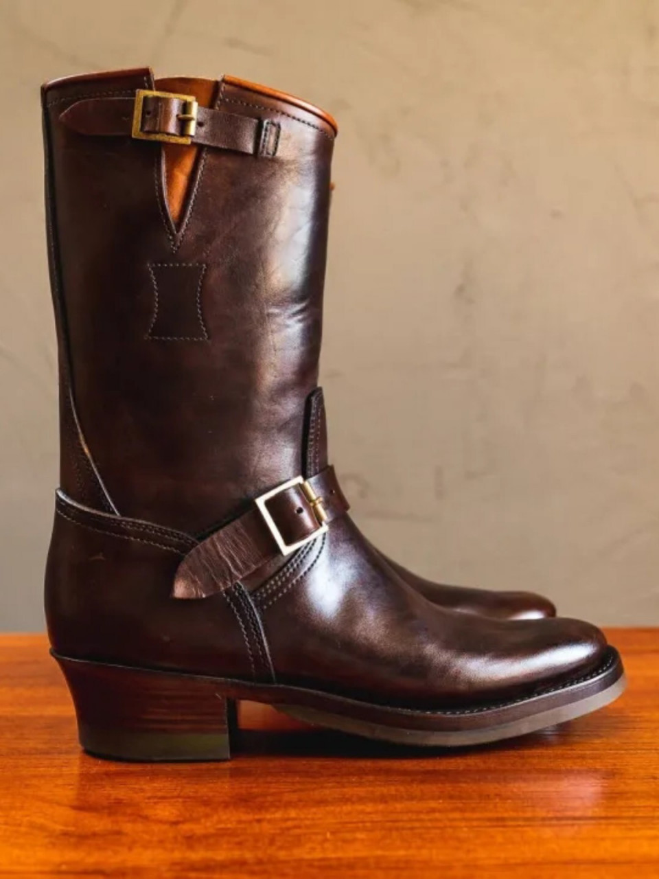 clinch工程师 这个梗用了几次了,没办法,这靴子远看就是很像套鞋,塑料