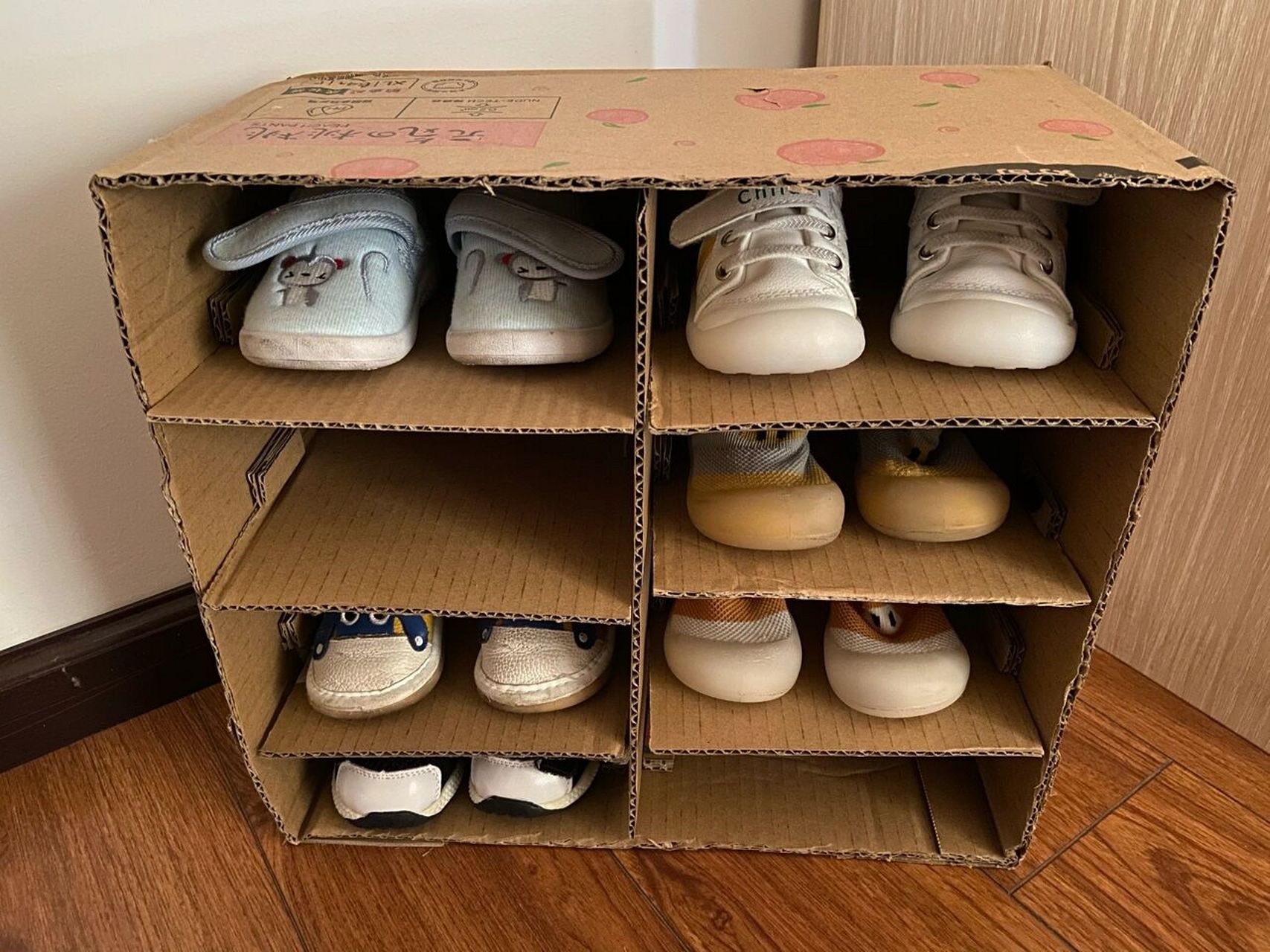 diy纸箱婴儿鞋架 用好奇成长裤xl64片的纸箱的做了个简易婴儿鞋架