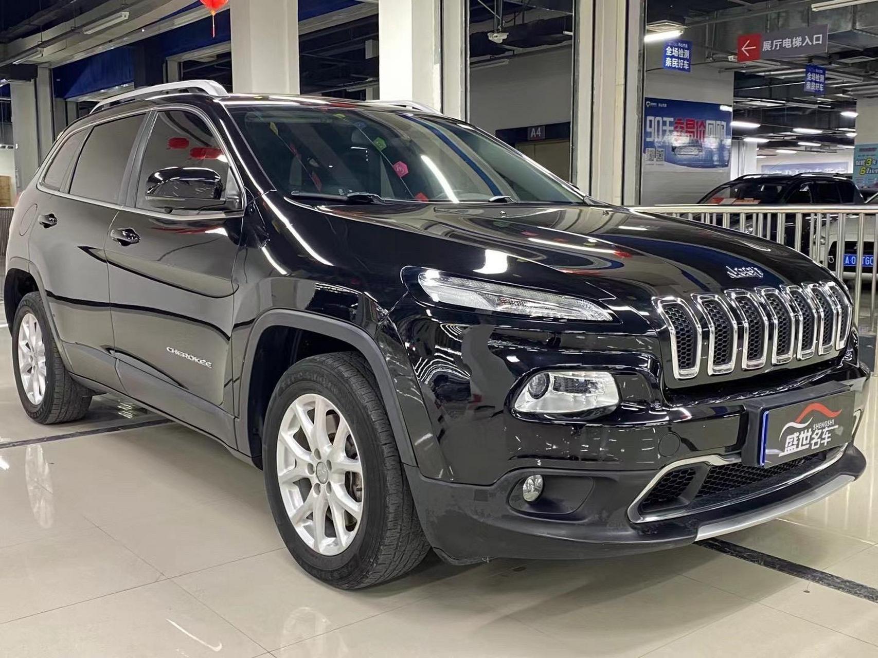 2018年 吉普自由光  2.4l排量      全车原漆  6.9万公里实表