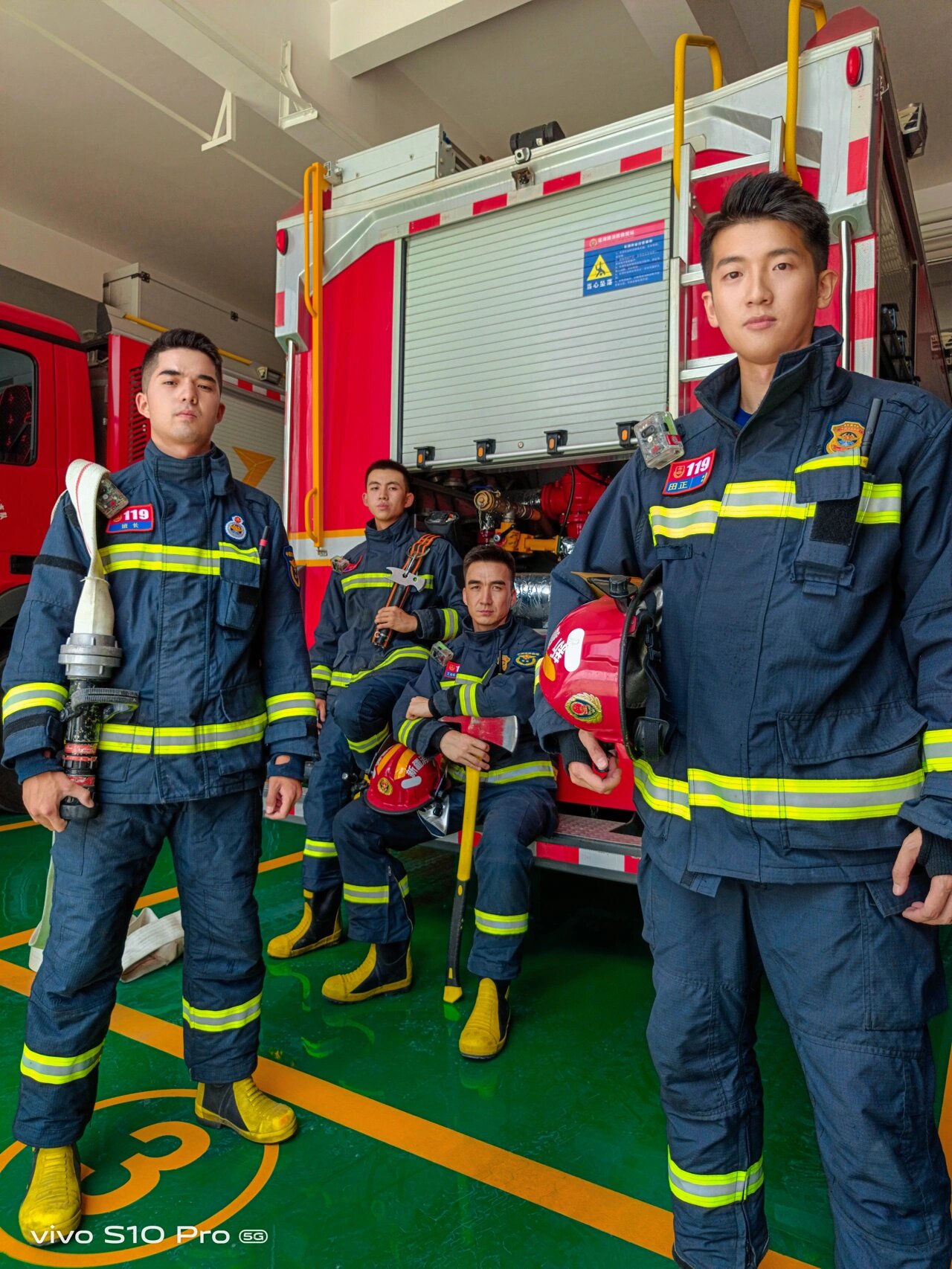 7月份去的乌鲁木齐 很开心有机会为新疆消防队拍摄一组照片 消防员真
