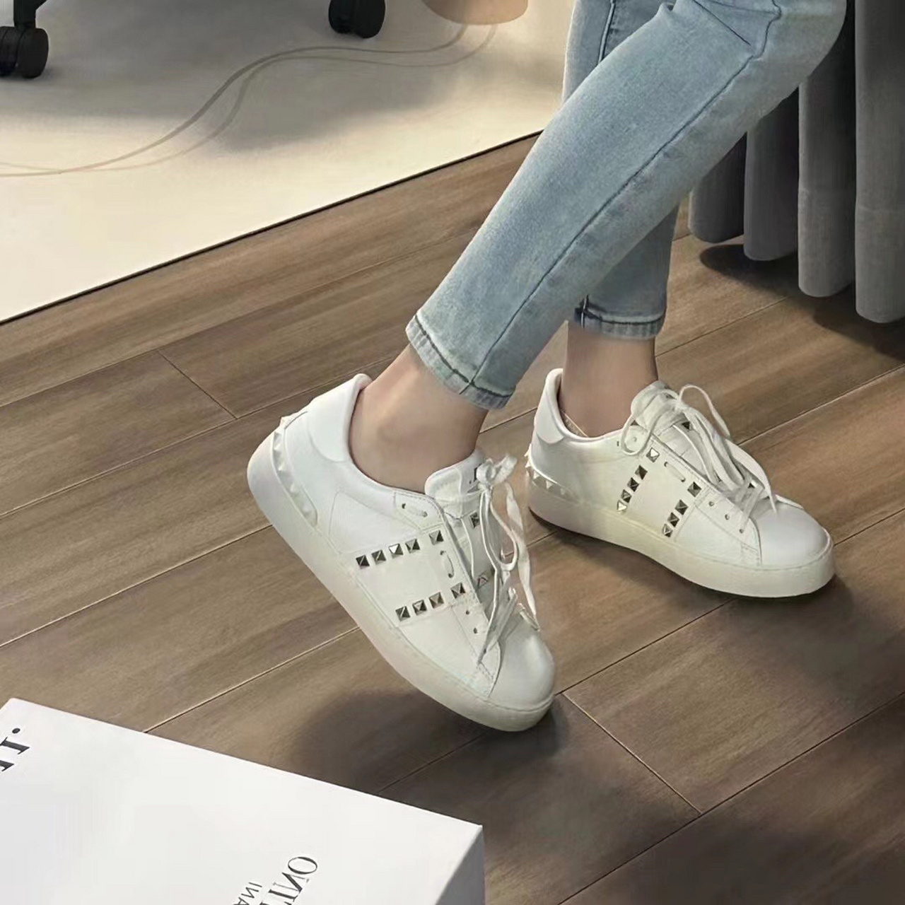 华伦天奴经典铆钉小白鞋