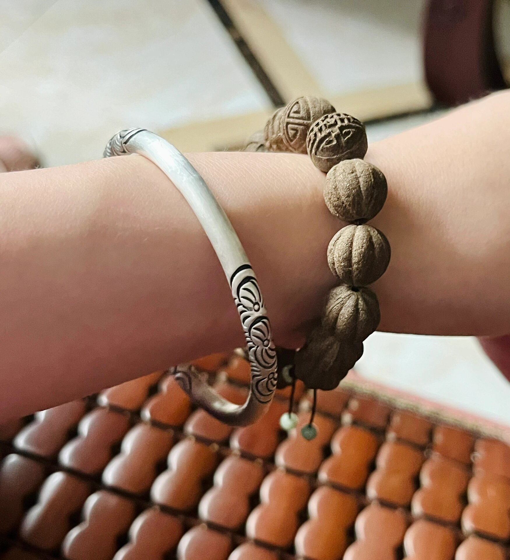 新做的合香珠,串了个手串,但要怎么盘亮啊0415? 能刷油吗?