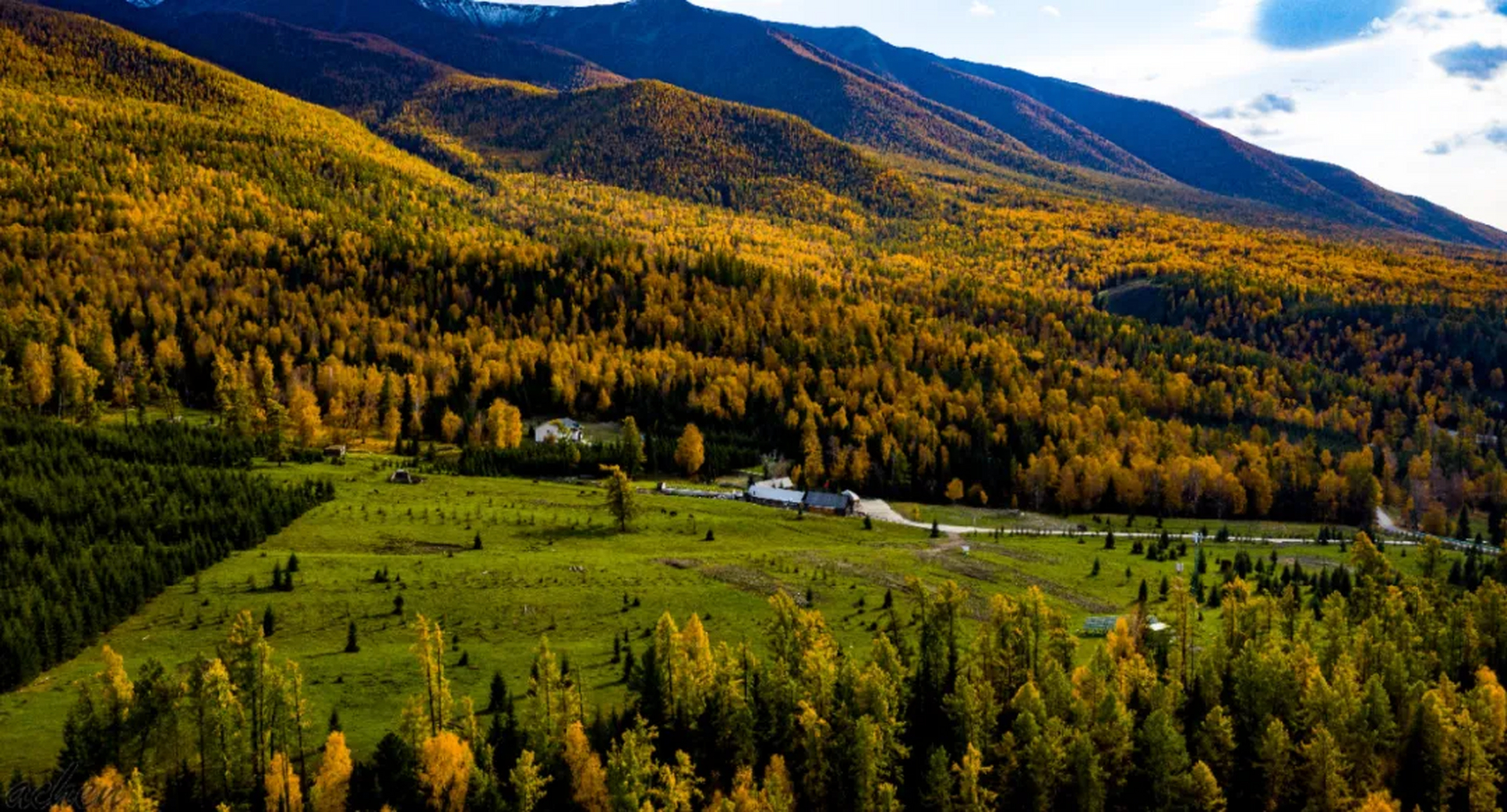 中哈大峡谷位于新疆阿勒泰地区白哈巴景区,与哈萨克斯坦共和国交界处