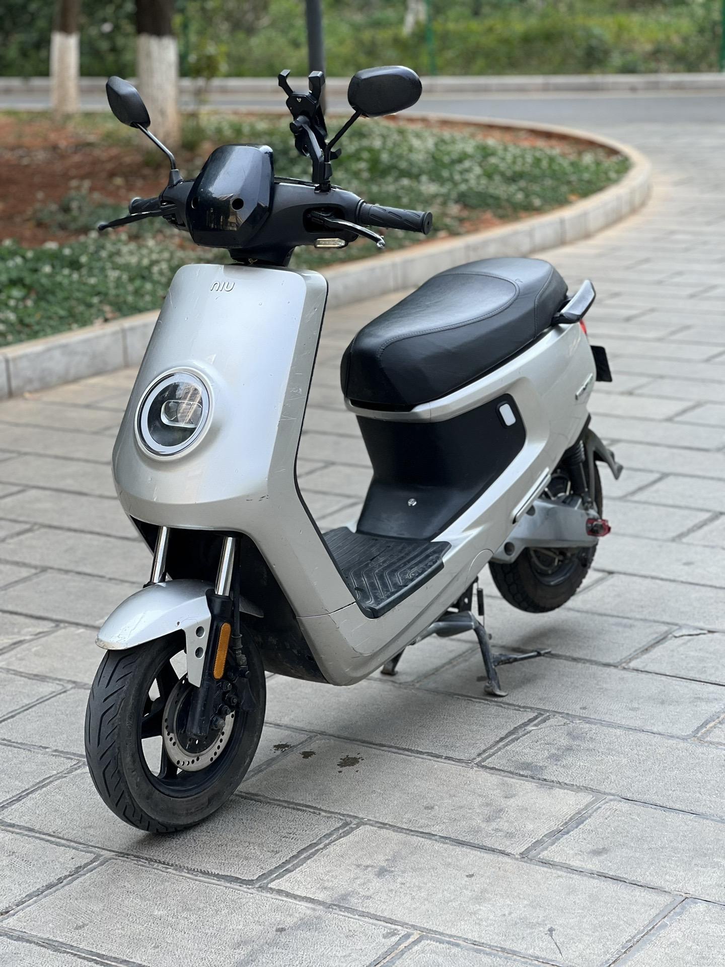 老款国标小牛m ,两千多便宜出,国标牌照,行驶证跟车一样,大坐垫,48v