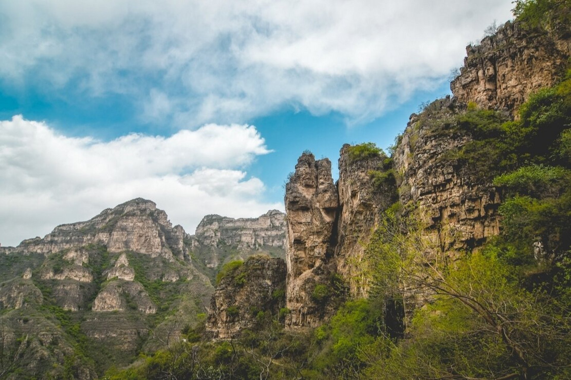 保定唐县鹤峪口,可从"茶叶庄村"和"半沟村"两个节点进行环穿.