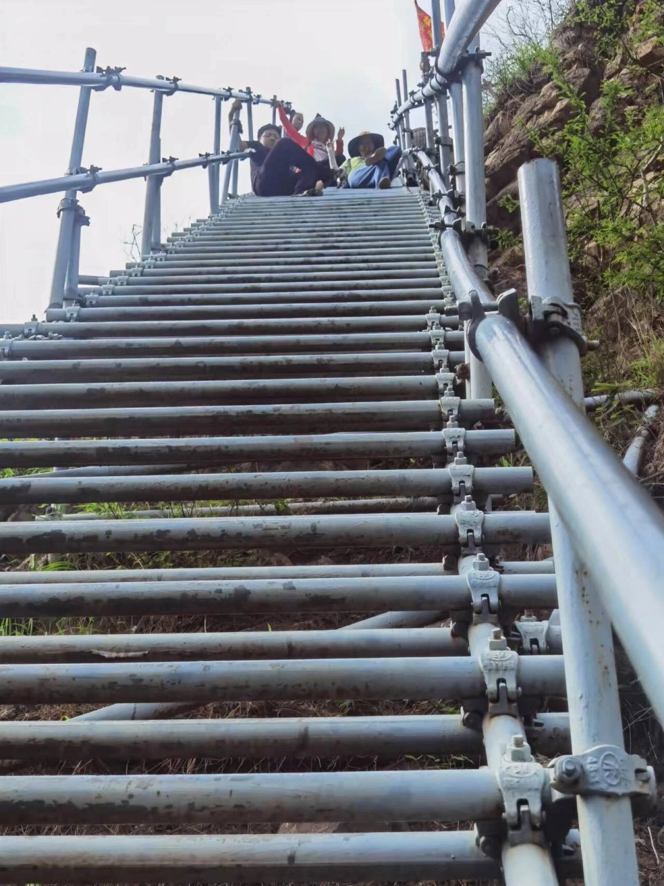 悬崖村 悬崖村,又名天梯村,位于四川省凉山彝族自治州昭觉县古里镇,村