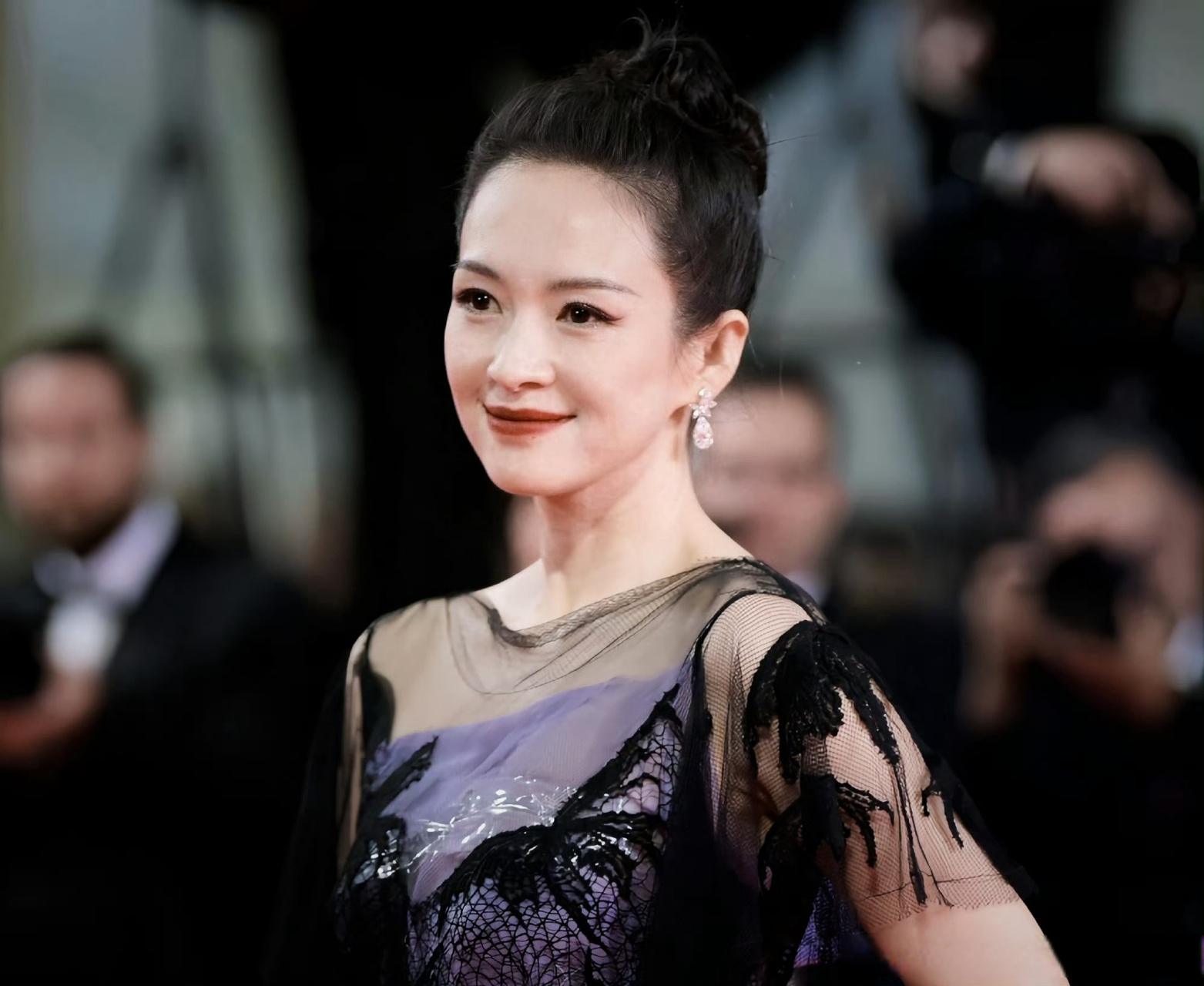 章子怡戛纳红毯,状态佳,高定礼服很内敛,但整个人散发着自信光彩,还