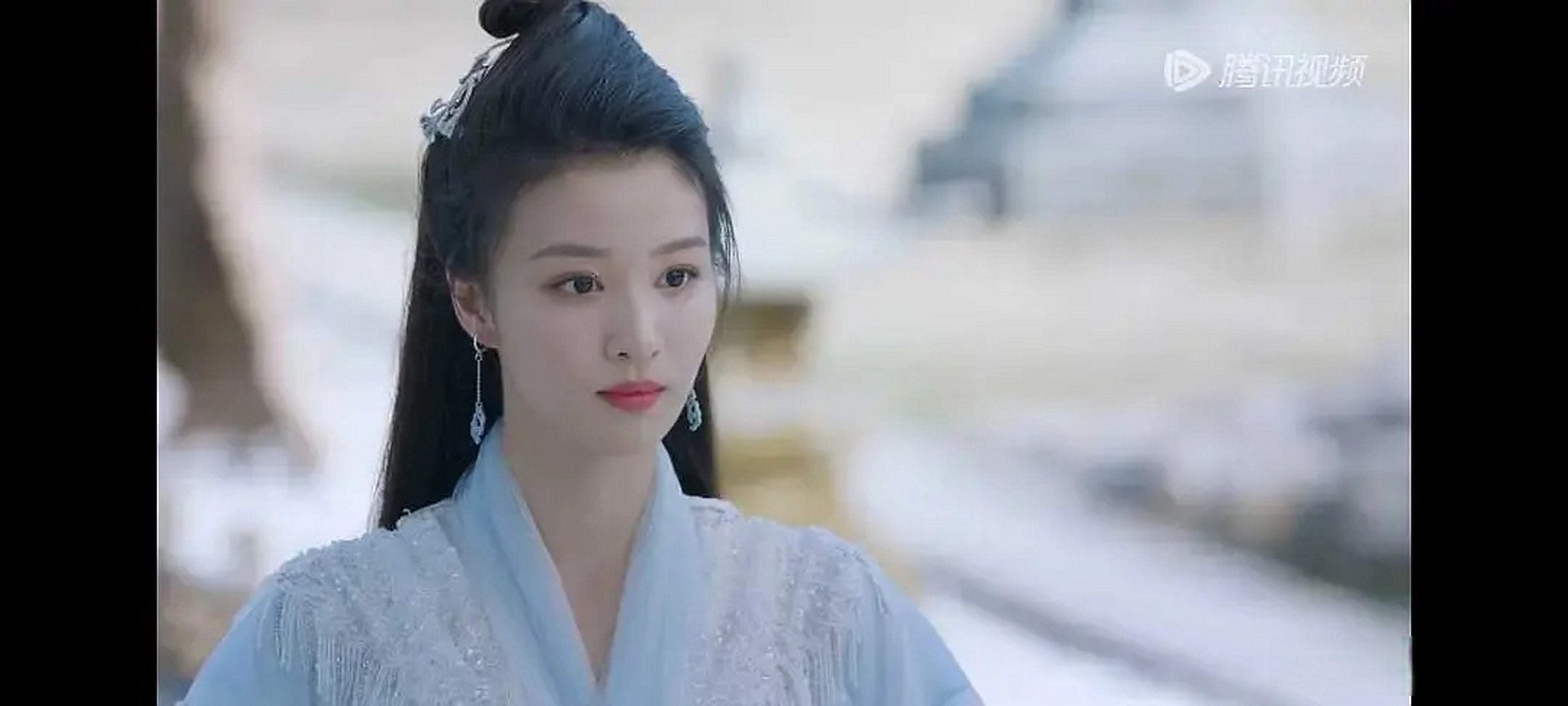 玉骨遥里的王楚然在剧里法令纹明显,双眼皮痕迹也明显,鼻子鼻头钝