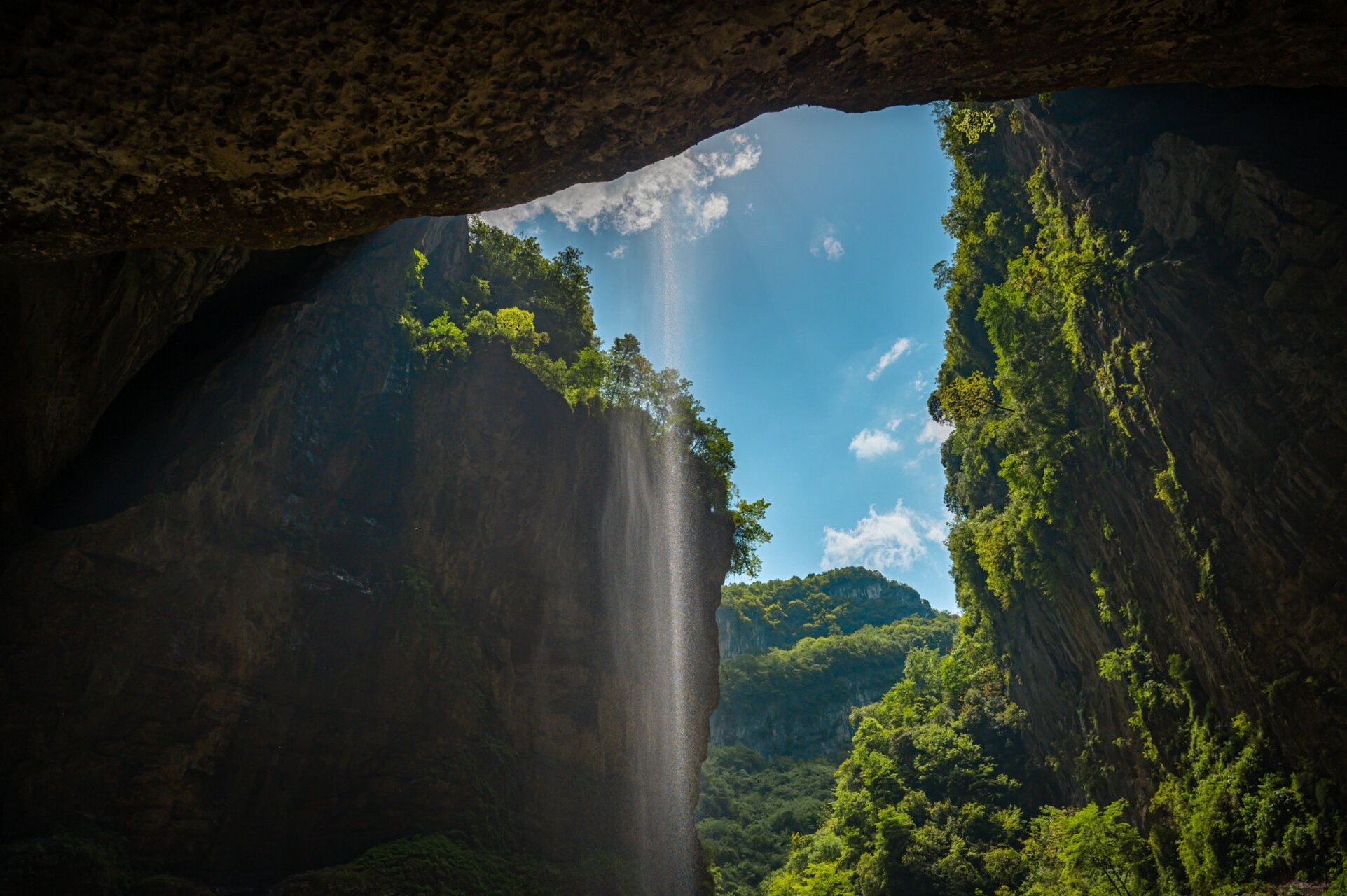 地洞河天坑 宛如仙境 世界排名第六的天坑,被称为"