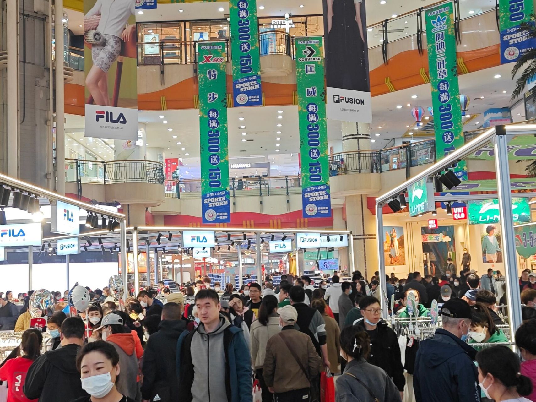 大连大商新玛特fila五折人都抢疯了 活动到4.