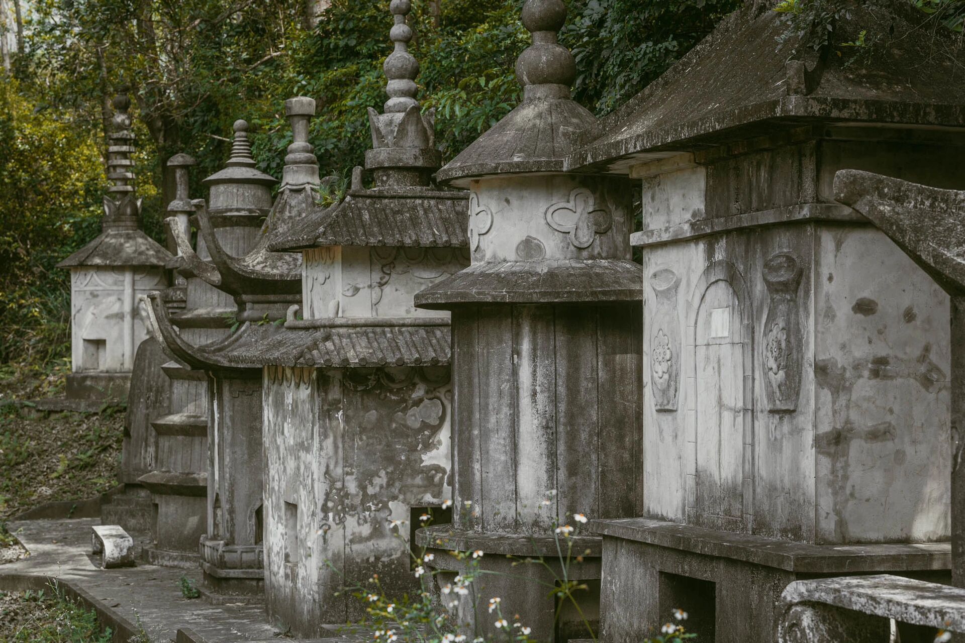 这片塔林就在龙岗园山风景区里妙觉寺左向往里走大概100米的地方… 这