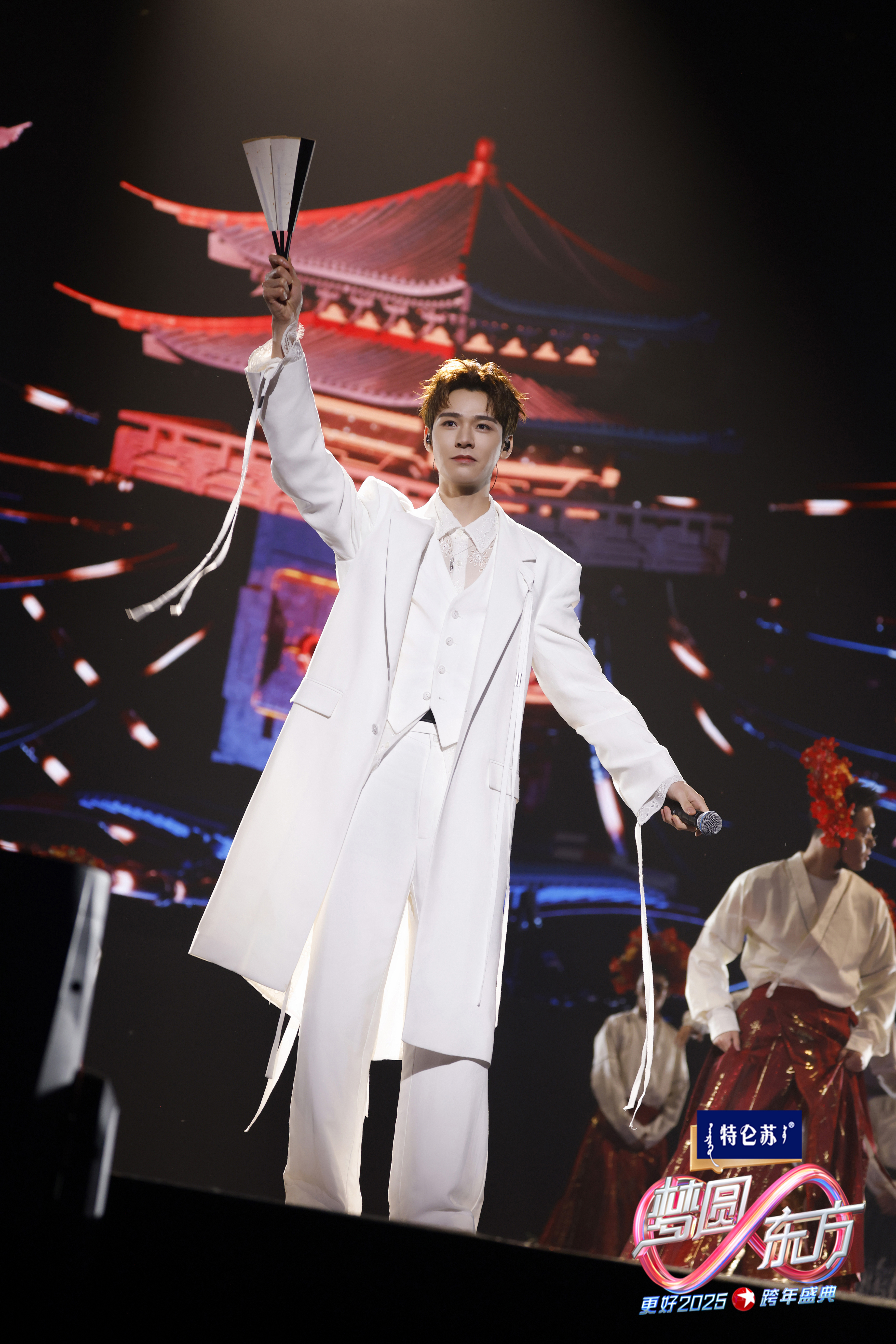 东方卫视跨年#龚俊执扇欢歌,创意国风舞台氛围感拉满,热情释放高燃