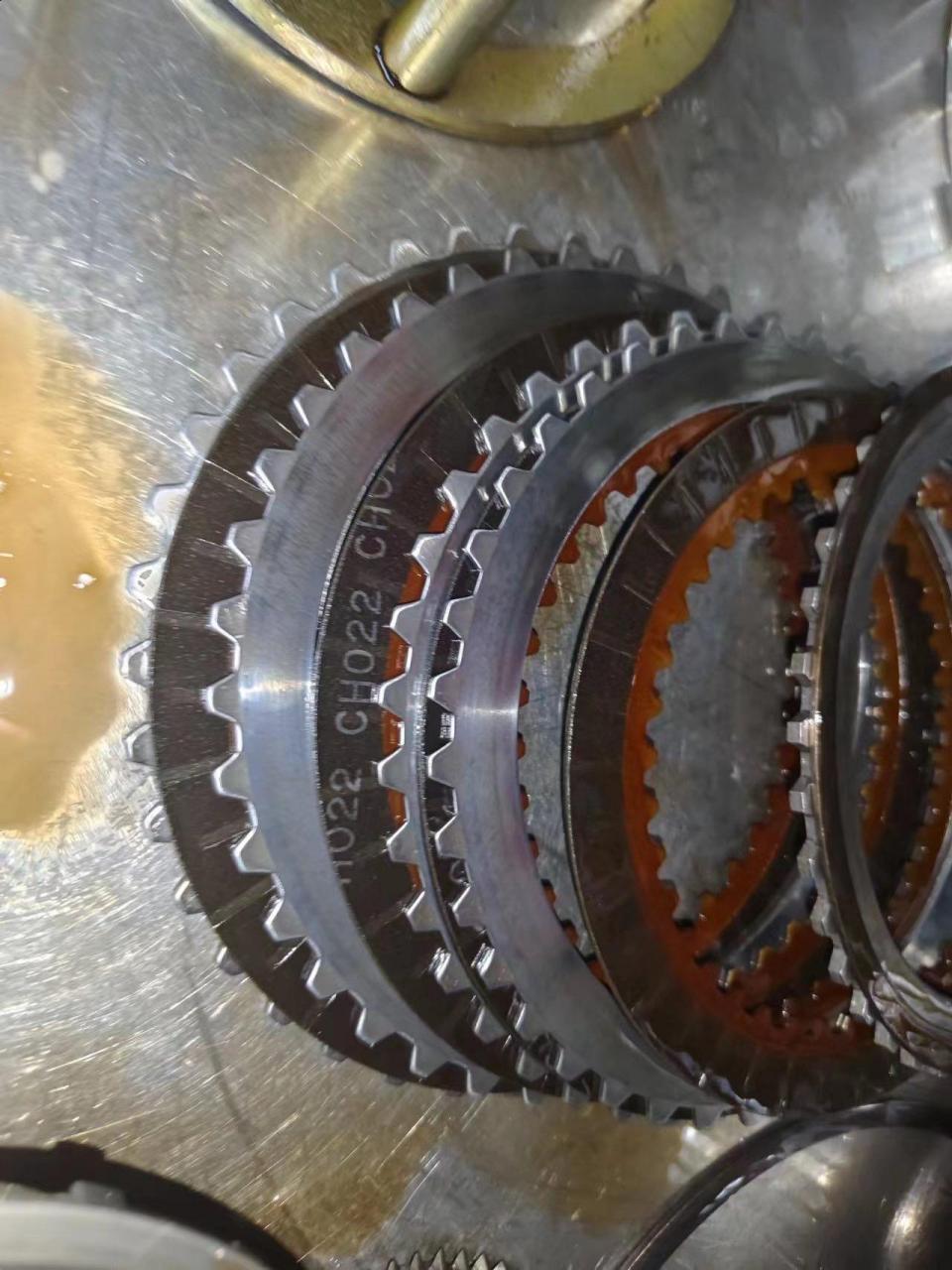 5变速箱行驶中冲击,离合器打滑维修,装配爱信u151变速箱,更换修包摩擦